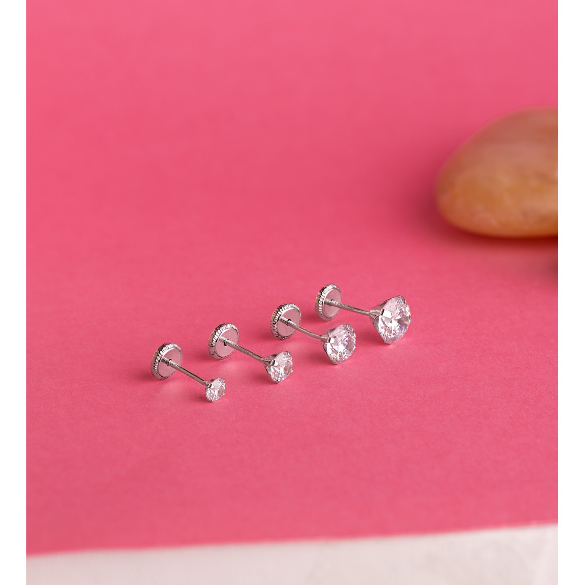 18K PENDIENTES ORO BLANCO 4 GARRAS CON CIRCONITA. ANCHO: 4 MM CIERRE TUERCA