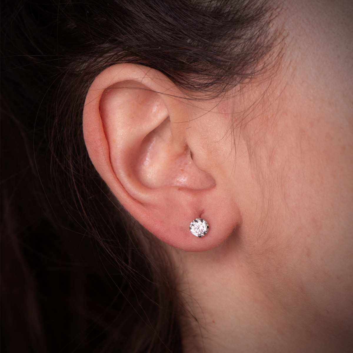 18K PENDIENTES ORO BLANCO 4 GARRAS CON CIRCONITA. ANCHO: 5 MM CIERRE PRESION