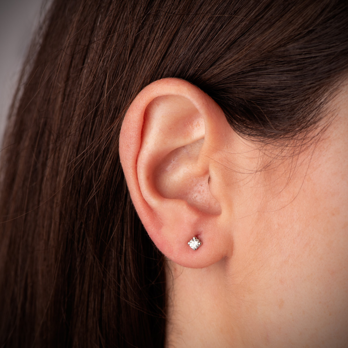 18K PENDIENTES ORO BLANCO CIRCONITA 3MM CON 4 GARRAS. ANCHO: 3,5 MM. CIERRE PRESION