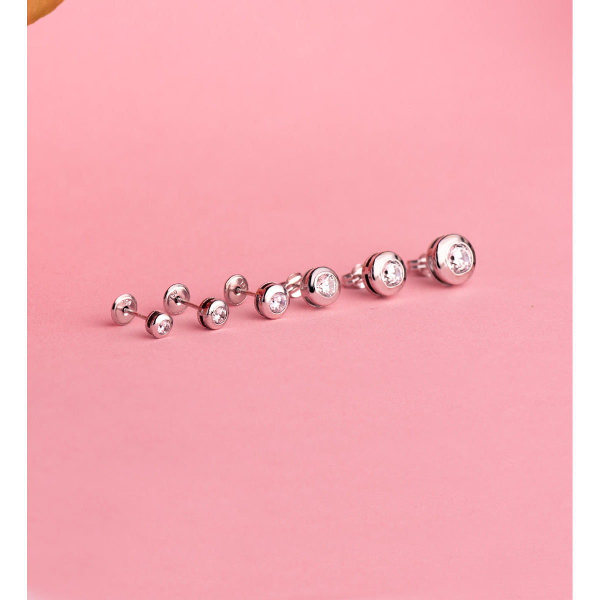 18K PENDIENTES ORO BLANCO CHATON GALERIA CON CIRCONITA. MEDIDA: 8,5 MM. CIERRE PRESION