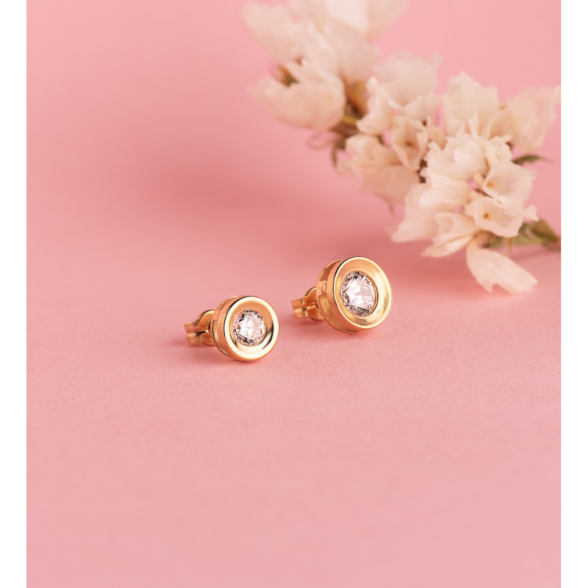 18K PENDIENTES ORO AMARILLO CHATON REDONDO CONCAVO CON CIRCONITA. ANCHO: 7 MM. CIERRE PRESION