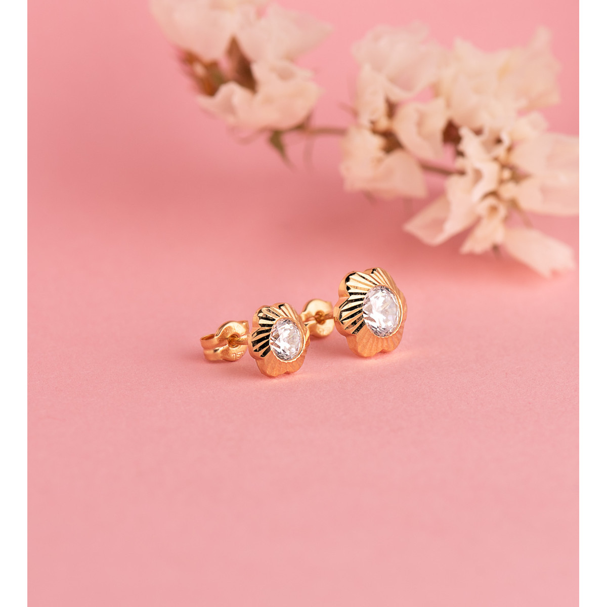 18K PENDIENTES ORO AMARILLO CHATON FLOR ORLA TALLADA CIRCONITA. MEDIDA: 7MM CIERRE PRESION