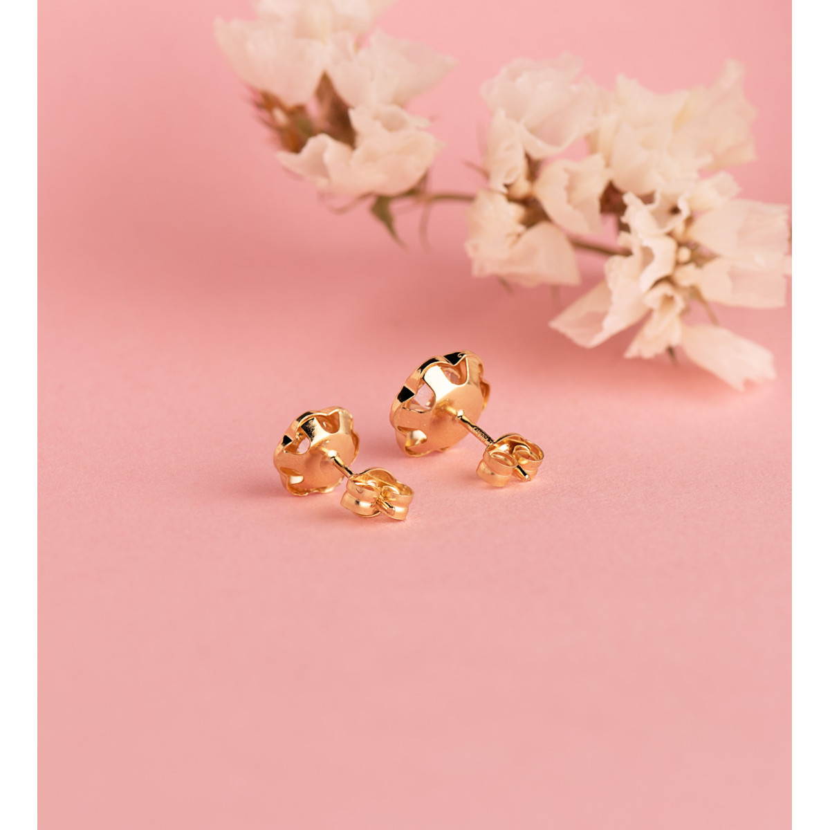 18K PENDIENTES ORO AMARILLO CHATON FLOR ORLA TALLADA CIRCONITA. MEDIDA: 7MM CIERRE PRESION