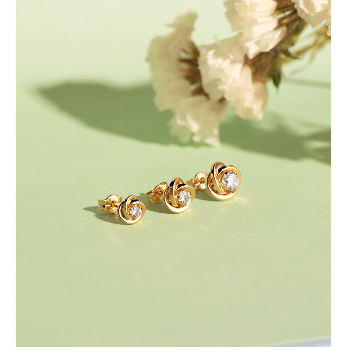 18K PENDIENTES ORO AMARILLO NUDO CON CIRCONITA. MEDIDA: 6X6 MM. CIERRE PRESION