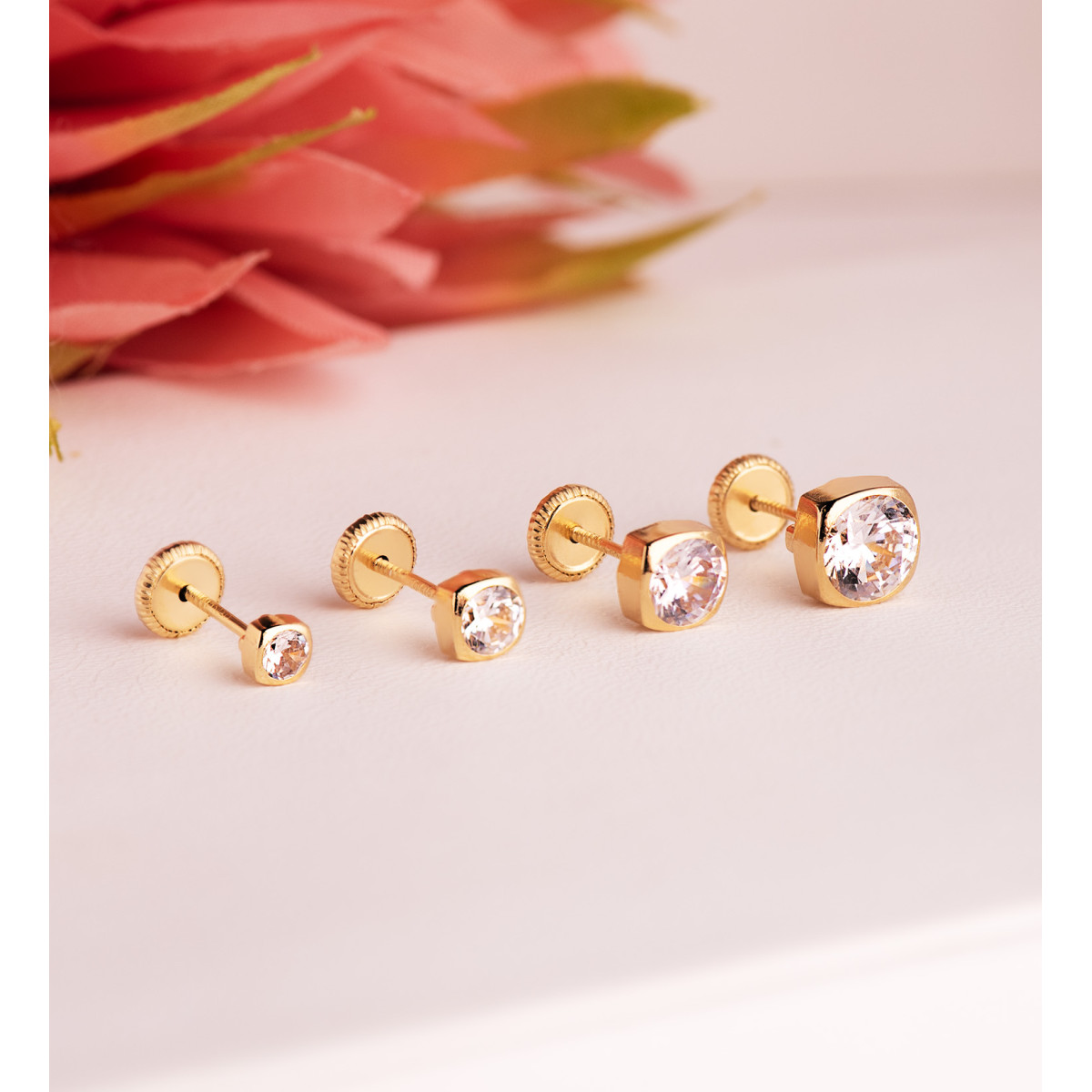 18K PENDIENTES ORO AMARILLO CHATON CUADRADOS CON CIRCONITA. MEDIDA: 4X4MM. CIERRE TUERCA