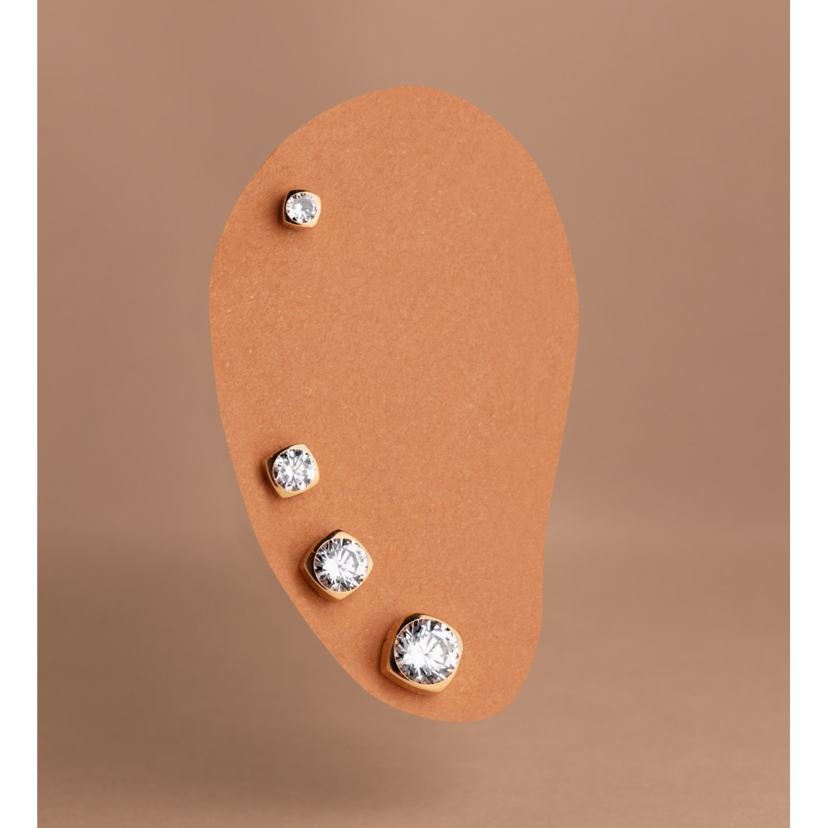 18K PENDIENTES ORO AMARILLO CHATON CUADRADOS CON CIRCONITA. MEDIDA: 5X5MM. CIERRE TUERCA