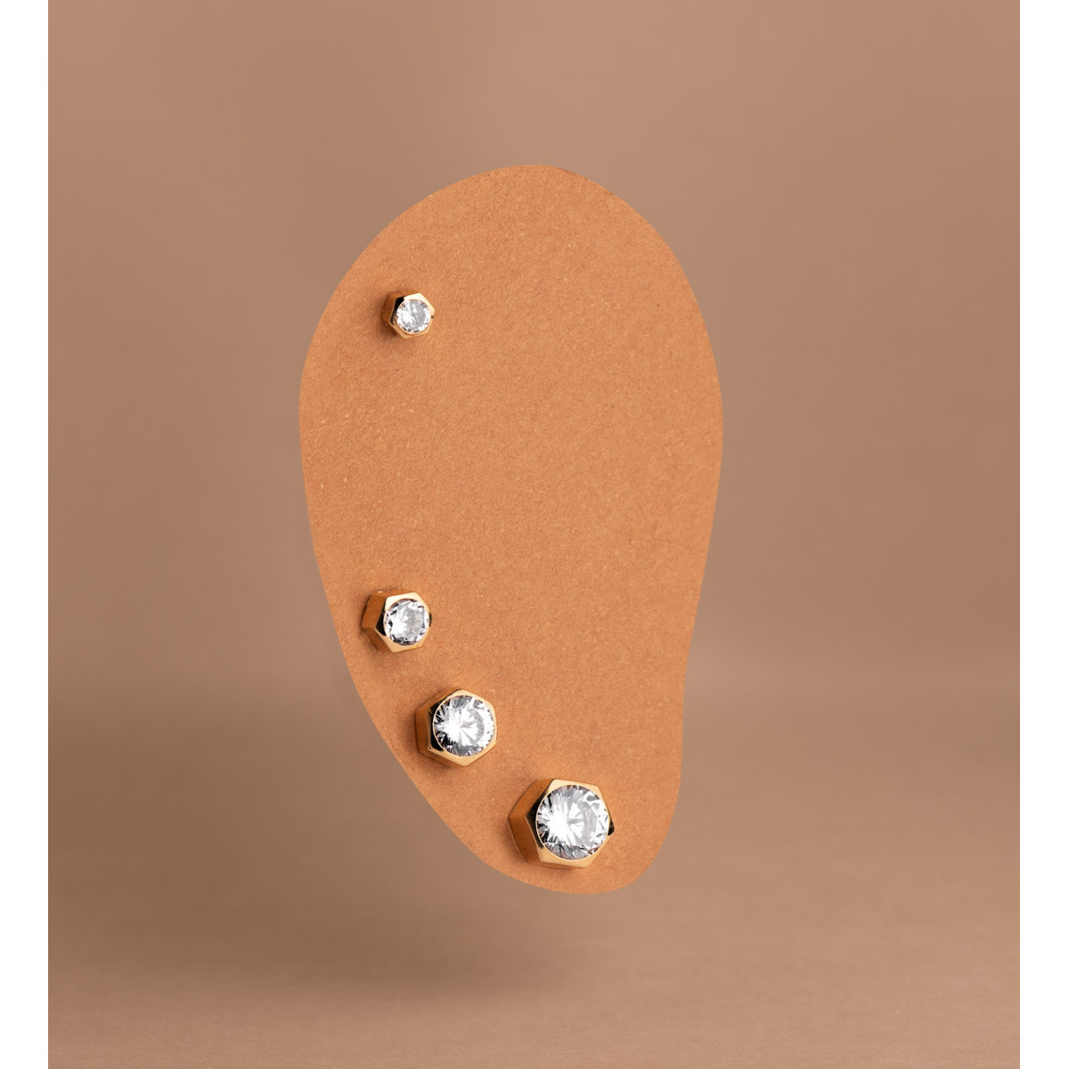 18K PENDIENTES ORO AMARILLO CHATON HEXAGONO CON CIRCONITA. MEDIDA: 7 X 6,5 MM. CIERRE PRESION