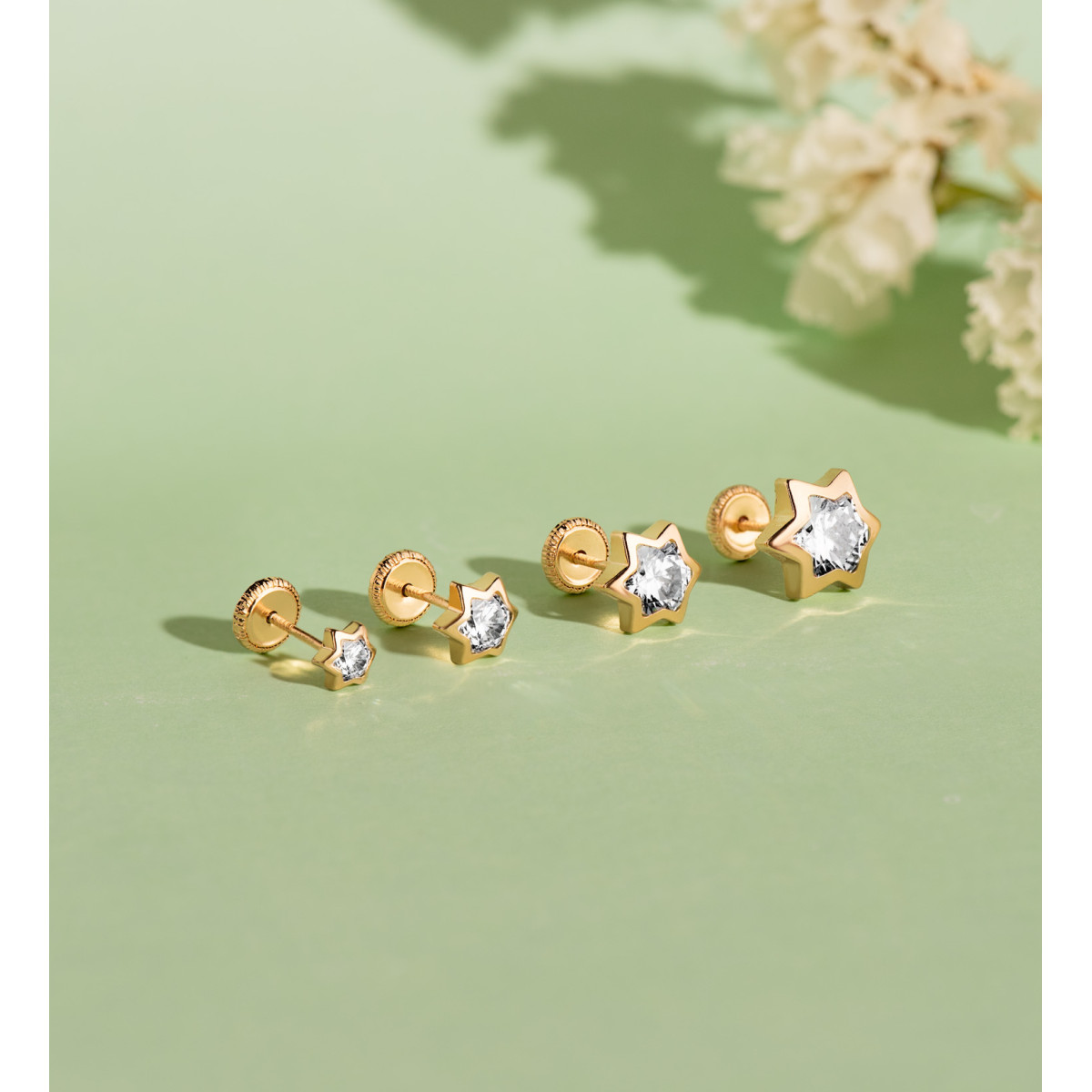 18K PENDIENTES ORO AMARILLO CHATON ESTRELLA CON CIRCONITA. MEDIDA: 6X5,5 MM. CIERRE PRESION