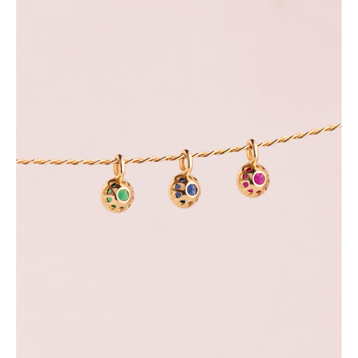 18K COLGANTE ORO AMARILLO REDONDO PIEDRA ROJA BORDES BOLITAS. MEDIDA: 8,5 X 5MM