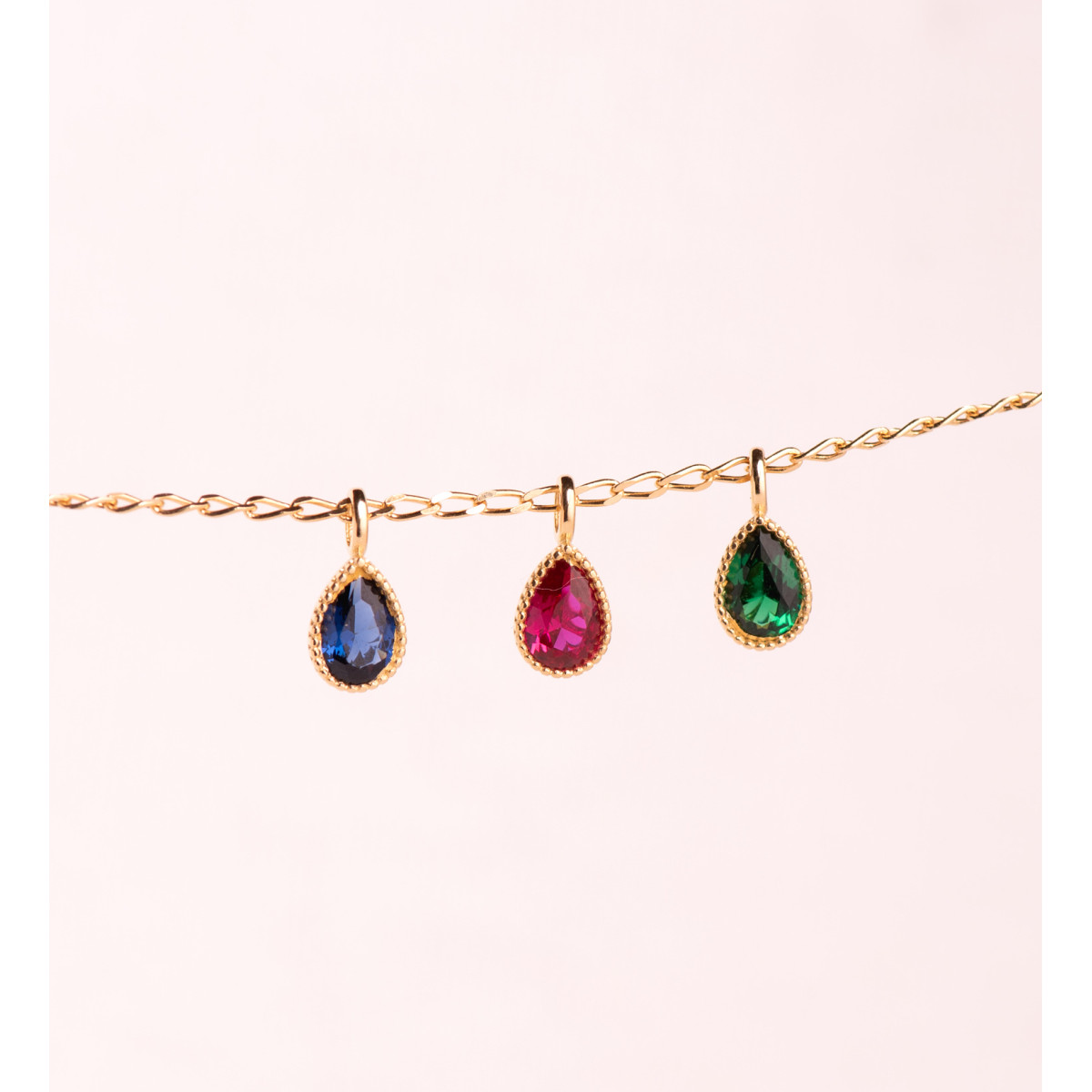 18K COLGANTE ORO AMARILLO GOTA PIEDRA ROJA BORDES BOLITAS. MEDIDA: 11 X 5MM