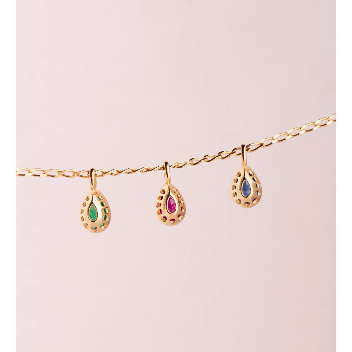 18K COLGANTE ORO AMARILLO GOTA PIEDRA ROJA BORDES BOLITAS. MEDIDA: 11 X 5MM