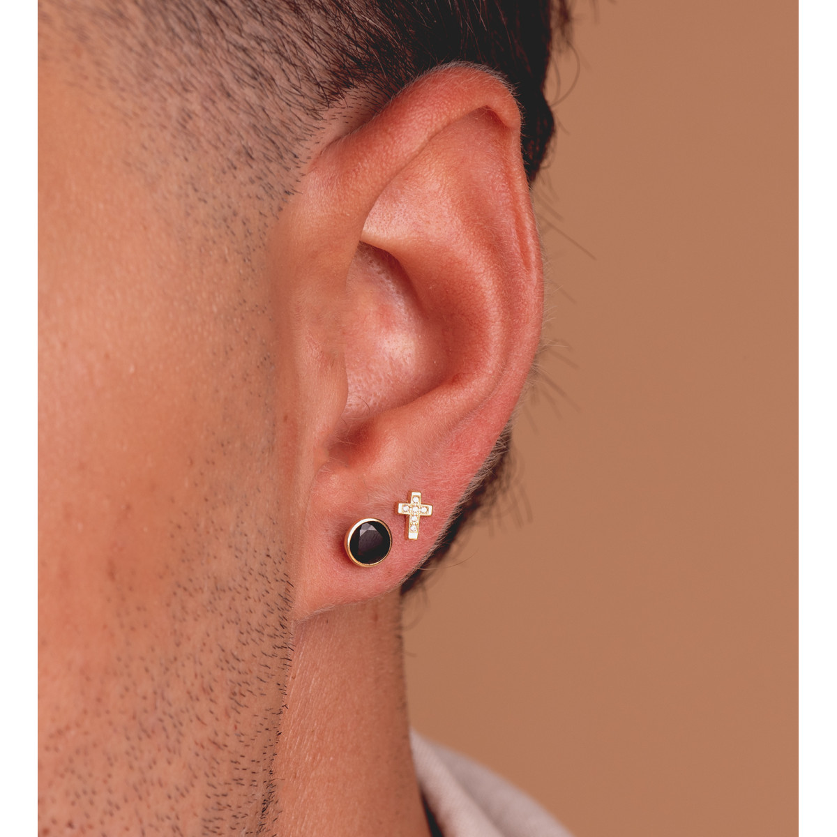 18K PENDIENTES ORO AMARILLO CHATON CON CIRCONITA NEGRA. ANCHO: 6,2 MM. CIERRE PRESION