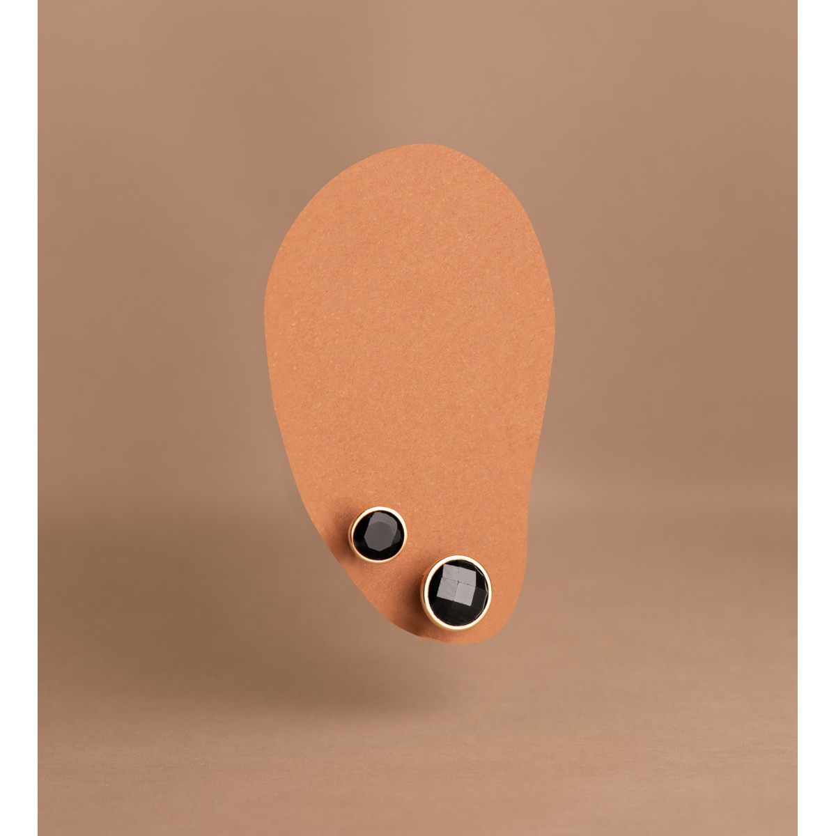 18K PENDIENTES ORO AMARILLO CHATON CON CIRCONITA NEGRA. ANCHO: 6,2 MM. CIERRE PRESION