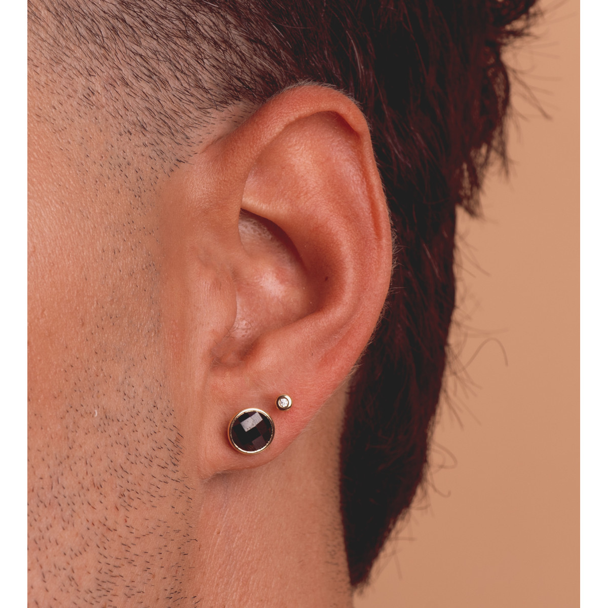 18K PENDIENTES ORO AMARILLO CHATON CON CIRCONITA NEGRA. ANCHO: 8,5 MM. CIERRE PRESION