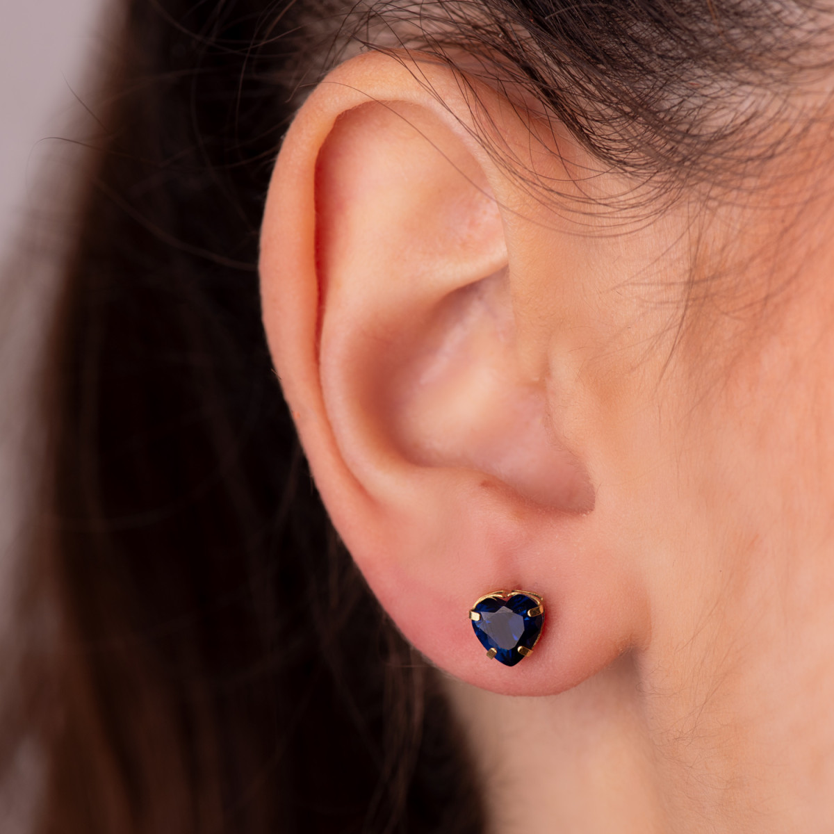 18K PENDIENTES ORO AMARILLO CORAZON PIEDRA COLOR AZUL 6 X 6 MM. CIERRE PRESION