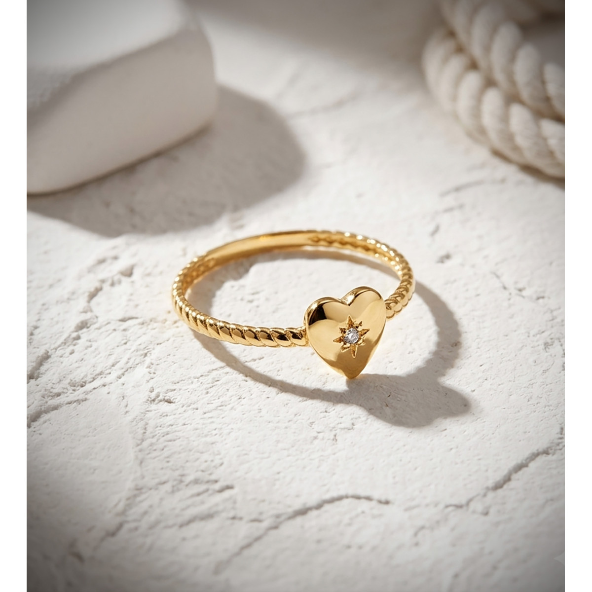 18K SORTIJA ORO AMARILLO CORAZON CON DIAMANTE LABORATORIO TALLA BRILLANTE 0,008 QT. VS2 - G C. AMOR