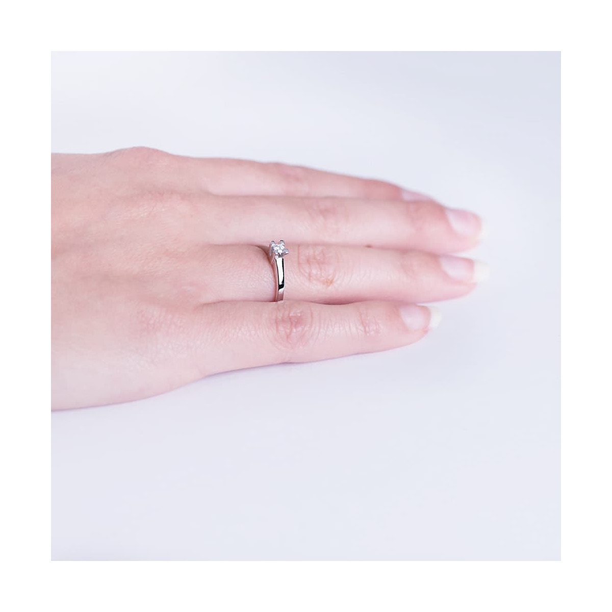 18K SOLITARIO ORO BLANCO DIAMANTE NATURAL TALLA BRILLANTE 0.100 QTS. SI-H