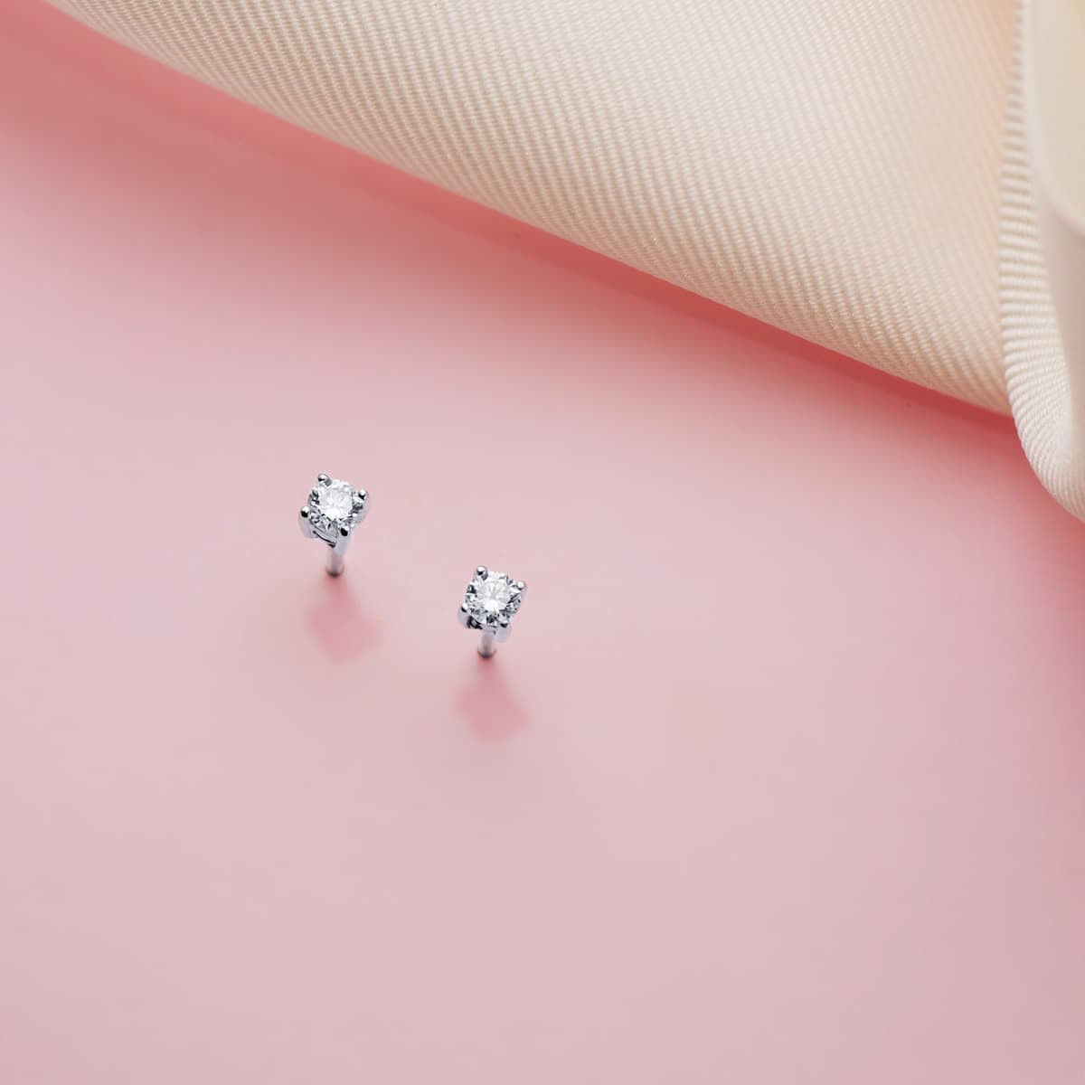 18K PENDIENTES ORO BLANCO DIAMANTES LABORATORIO 2,75 MM 0,20 QTS. VS2-G 3X3 MM. CIERRE PRESION