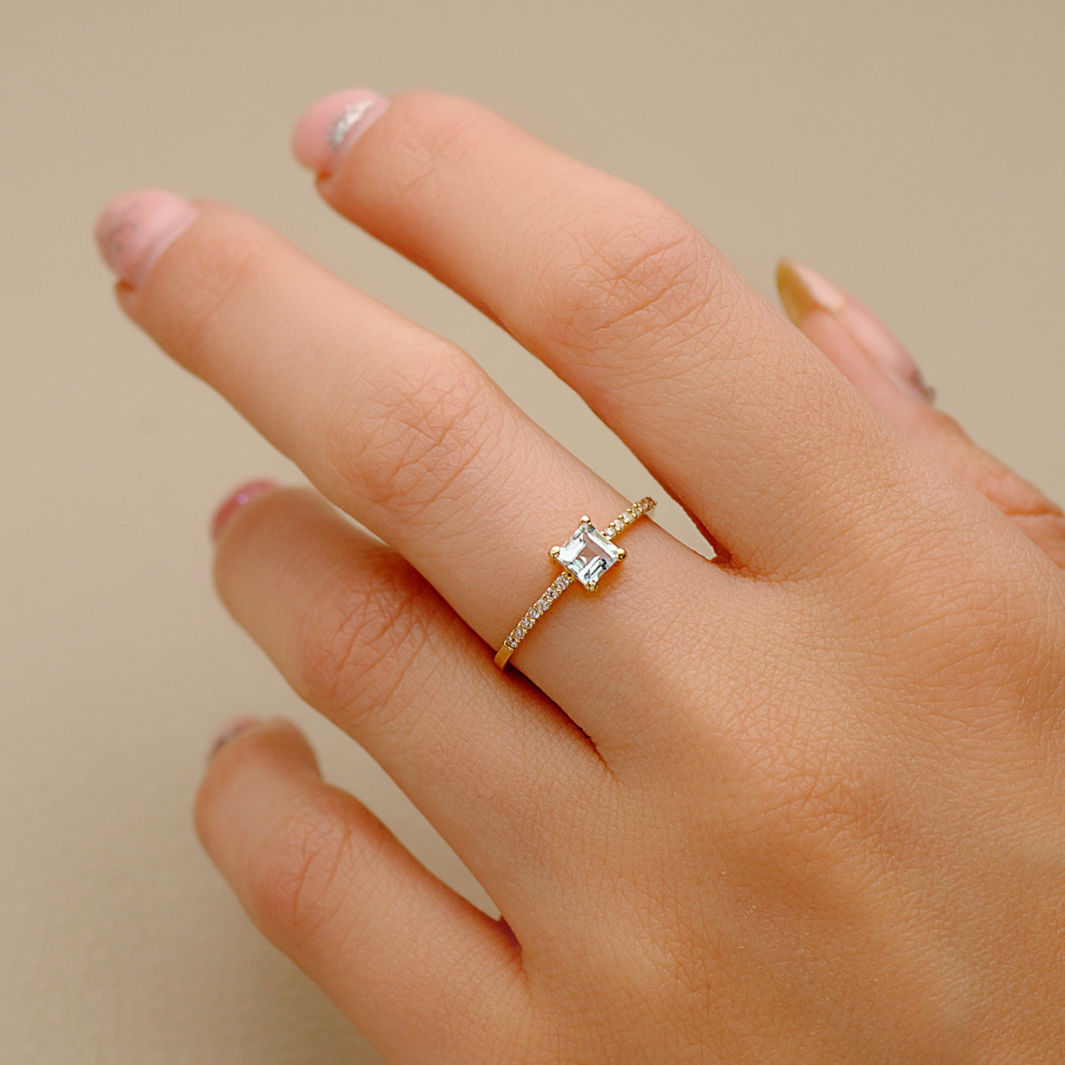 18K SORTIJA ORO AMARILLO 14 DIAMANTES DE LABORATORIO 0,070  QTS. G-VS2 AGUAMARINA 4X4 MM ANCHO 1 MM