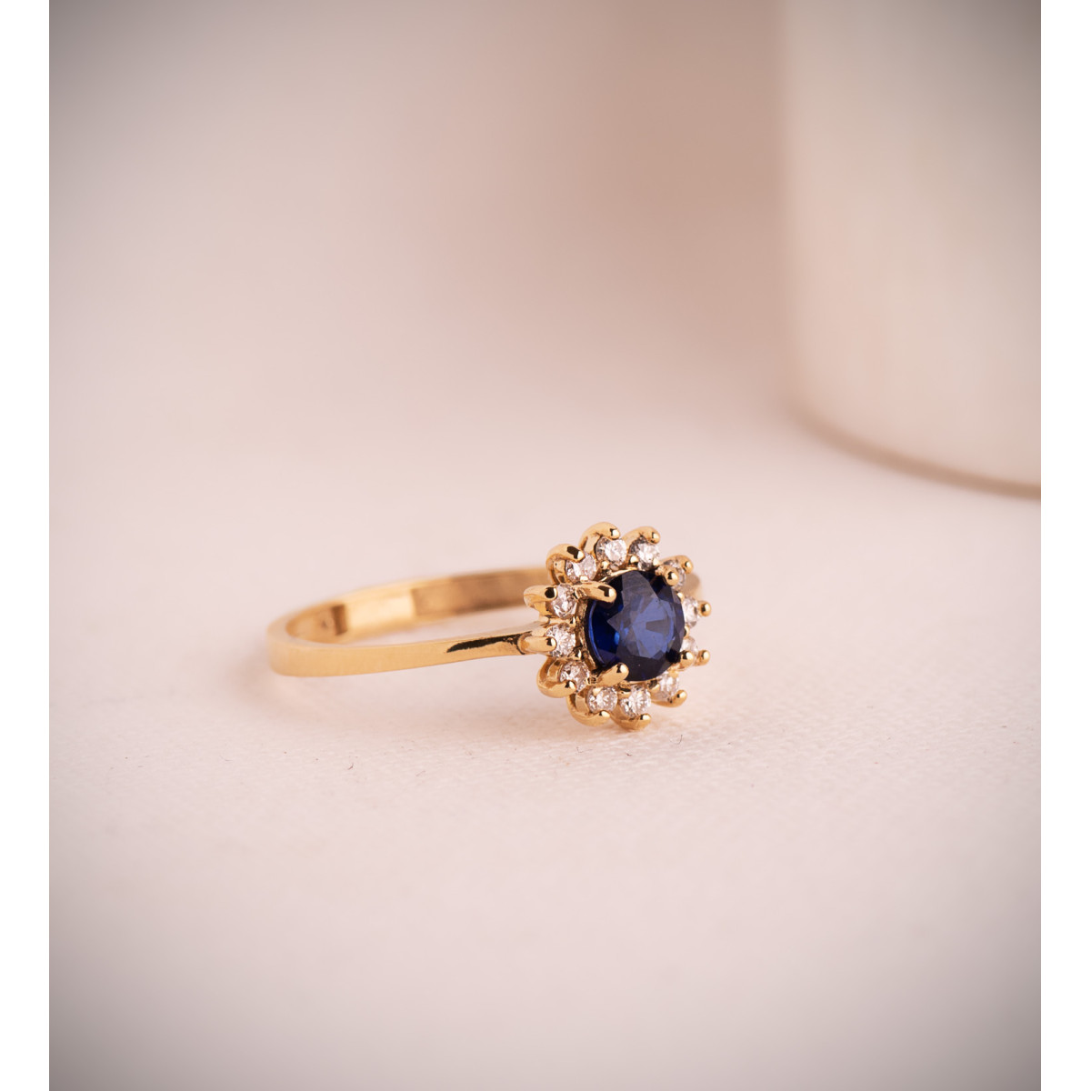 18K SORTIJA ORO BLANCO ZAFIRO DIFUSION 5 MM 0,56 QT Y DIAMANTES LABORATORIO 0,17QT. G - VS2. ANCHO CUAJO: 9,5 MM