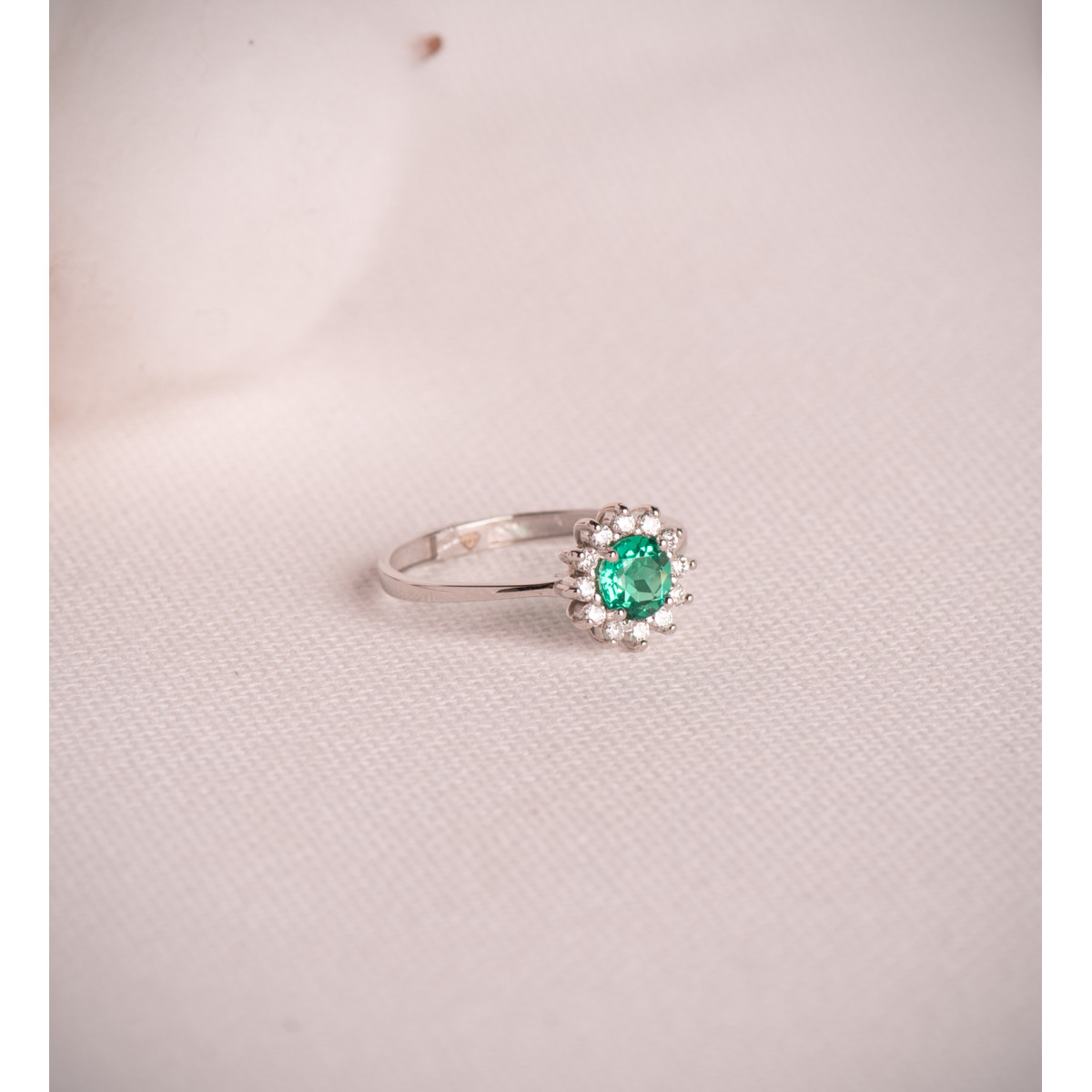 18K SORTIJA ORO BLANCO DIAMANTES LABORATORIO  Y ESMERALDA RECRISTALIZADA 5 MM 0,48 QT Y DIAMANTES LABORATORIO 0,17QT. G - VS2