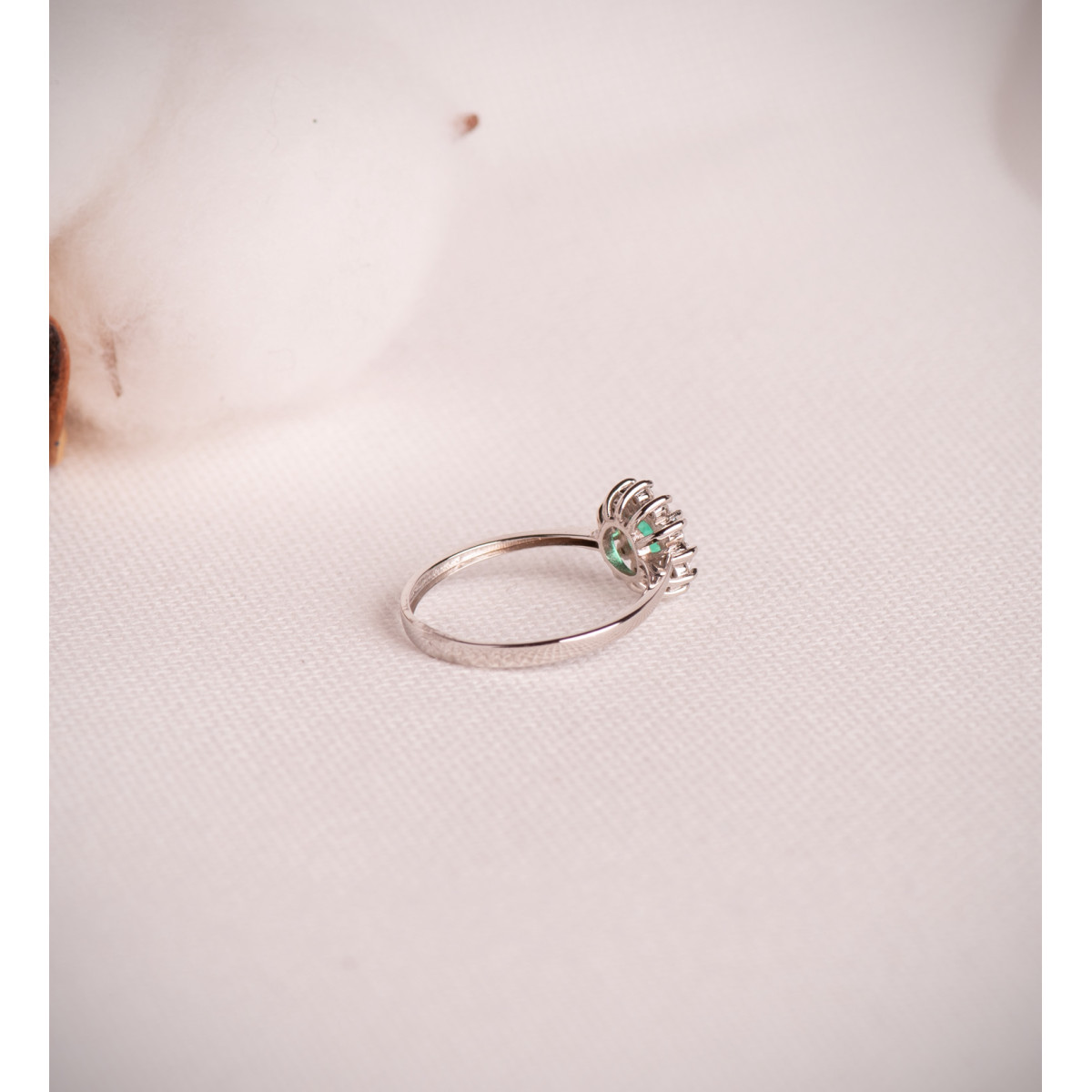 18K SORTIJA ORO BLANCO DIAMANTES LABORATORIO  Y ESMERALDA RECRISTALIZADA 5 MM 0,48 QT Y DIAMANTES LABORATORIO 0,17QT. G - VS2