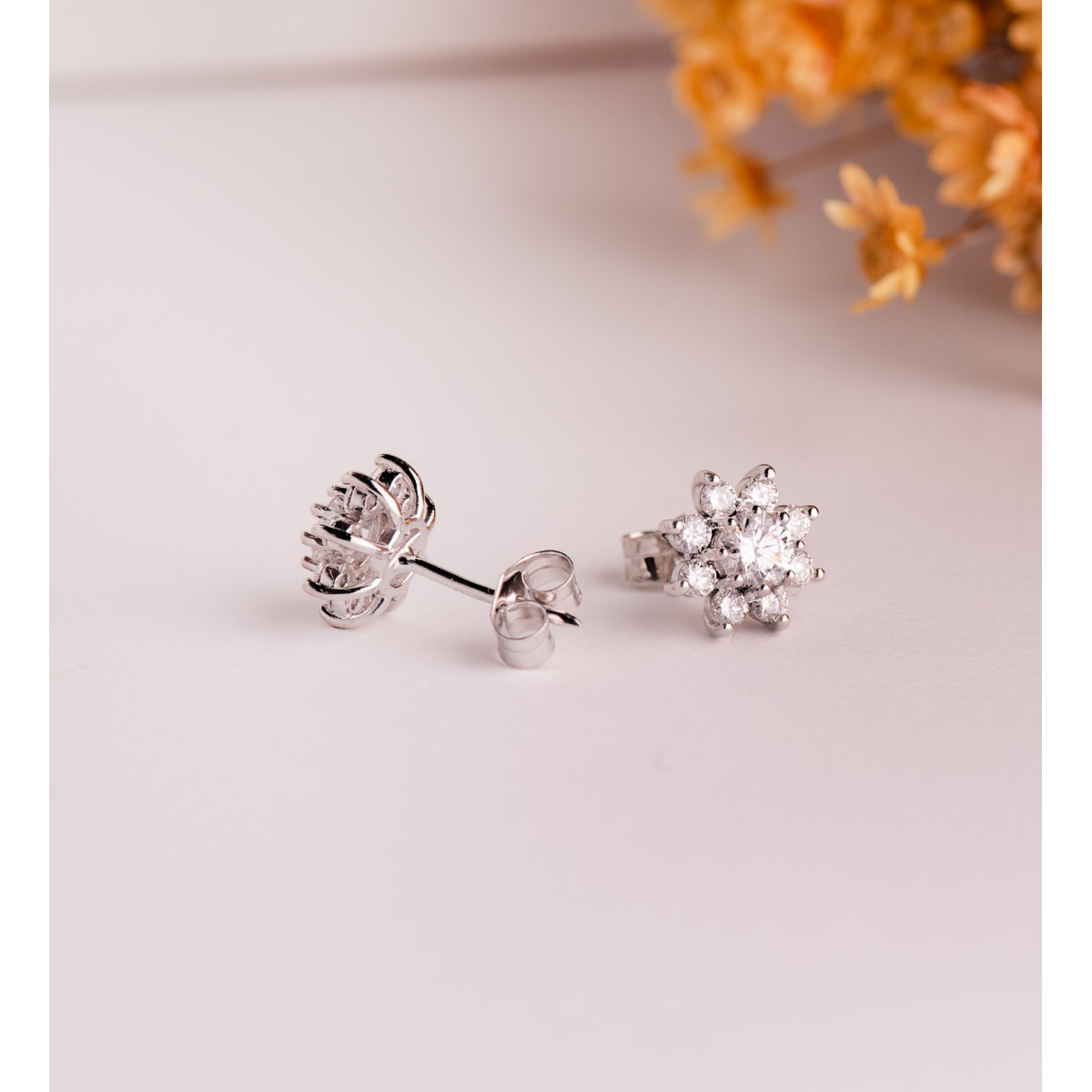 18K PENDIENTES ORO BLANCO CUAJO CON 18 DIAMANTES LABORATORIO 1,00 QTES, G-VS2. 9X9 MM. CIERRE PRESION