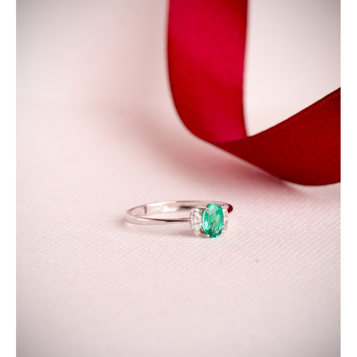 18K SORTIJA ORO BLANCO DIAMANTES DE LABORATORIO Y ESMERALDA RECRISTALIZADA 6X4 MM 0,40 QT 0,134QT. VS2 - E