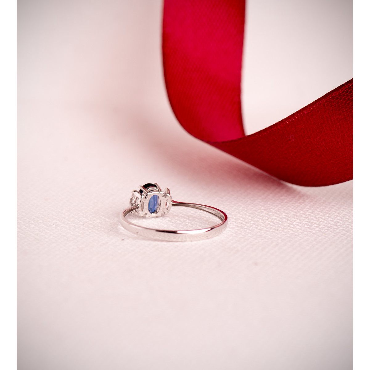 18K SORTIJA ORO DIAMANTES DE LABORATORIO Y  ZAFIRO DIFUSION 6X4 MM 0,64 QT 0,134QT. E - VS2