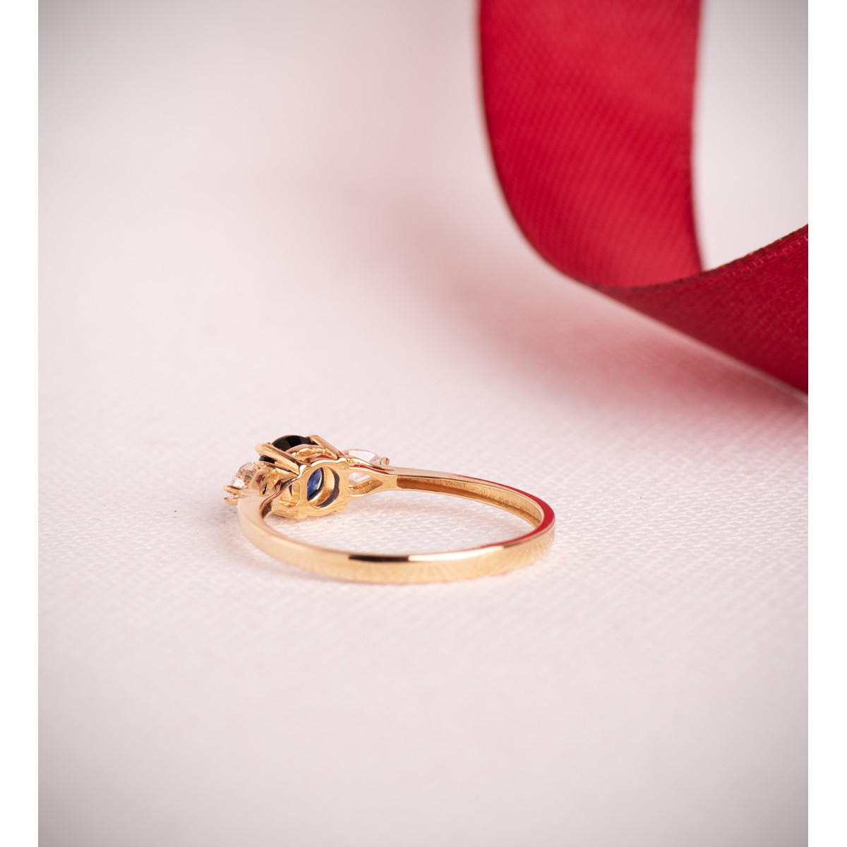 18K SORTIJA ORO AMARILLO DIAMANTES LABORATORIO TALLA PERA Y ZAFIRO DIFUSION 5 MM 0,63 QT  0,29QT. VS2 - E