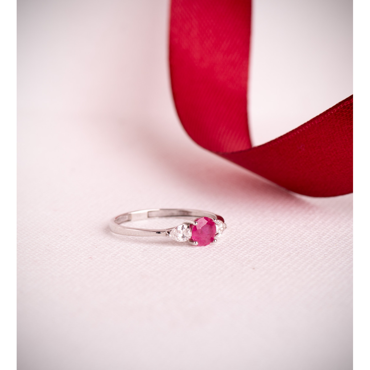 18K SORTIJA ORO BLANCO RUBI NATURAL 5 MM 0,65 QT Y DIAMANTES LABORATORIO TALLA PERA 0,29QT. VS2 - E