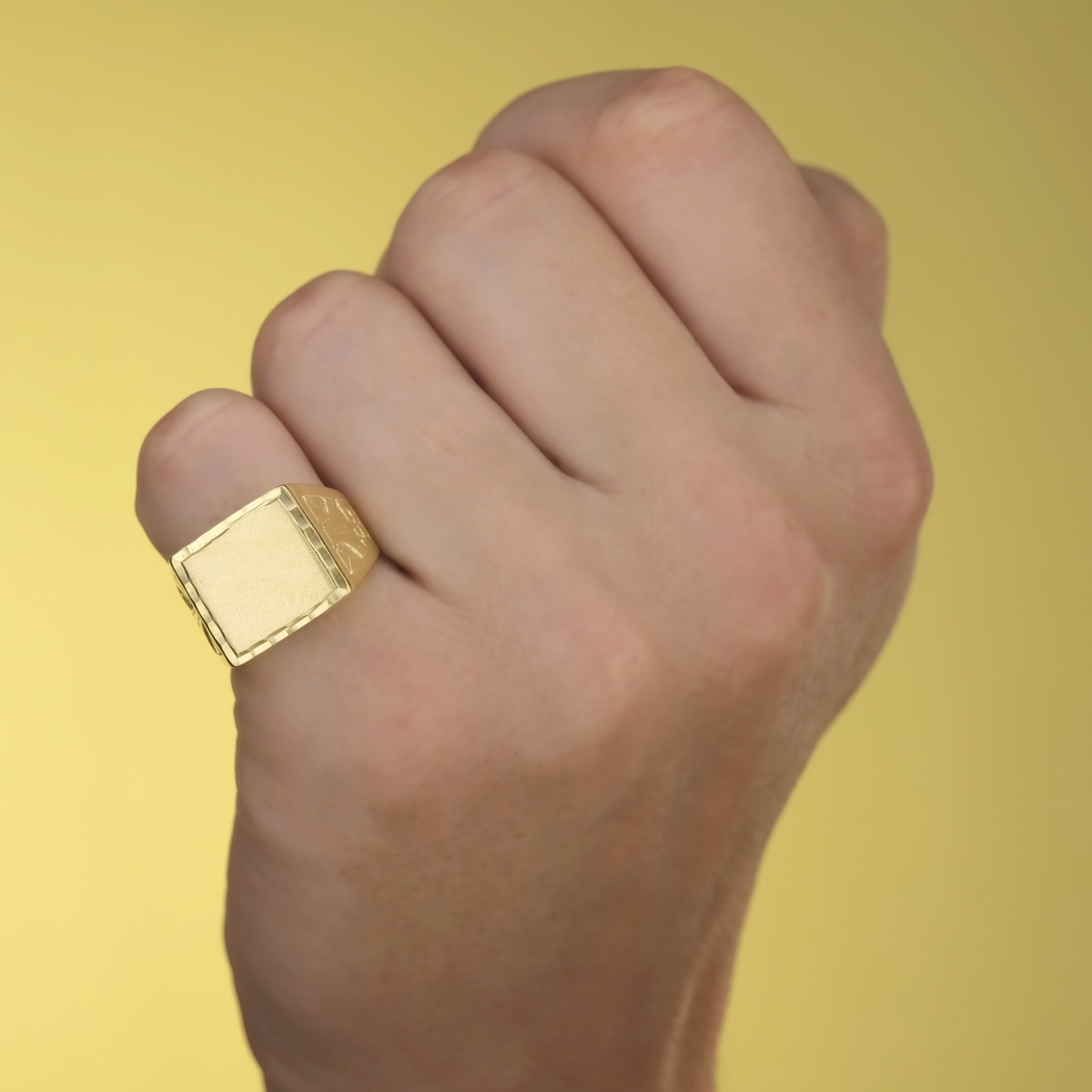 18K SELLO ORO AMARILLO CABALLERO MACIZO TALLADO. ZONA GRABADO 15X13 MM