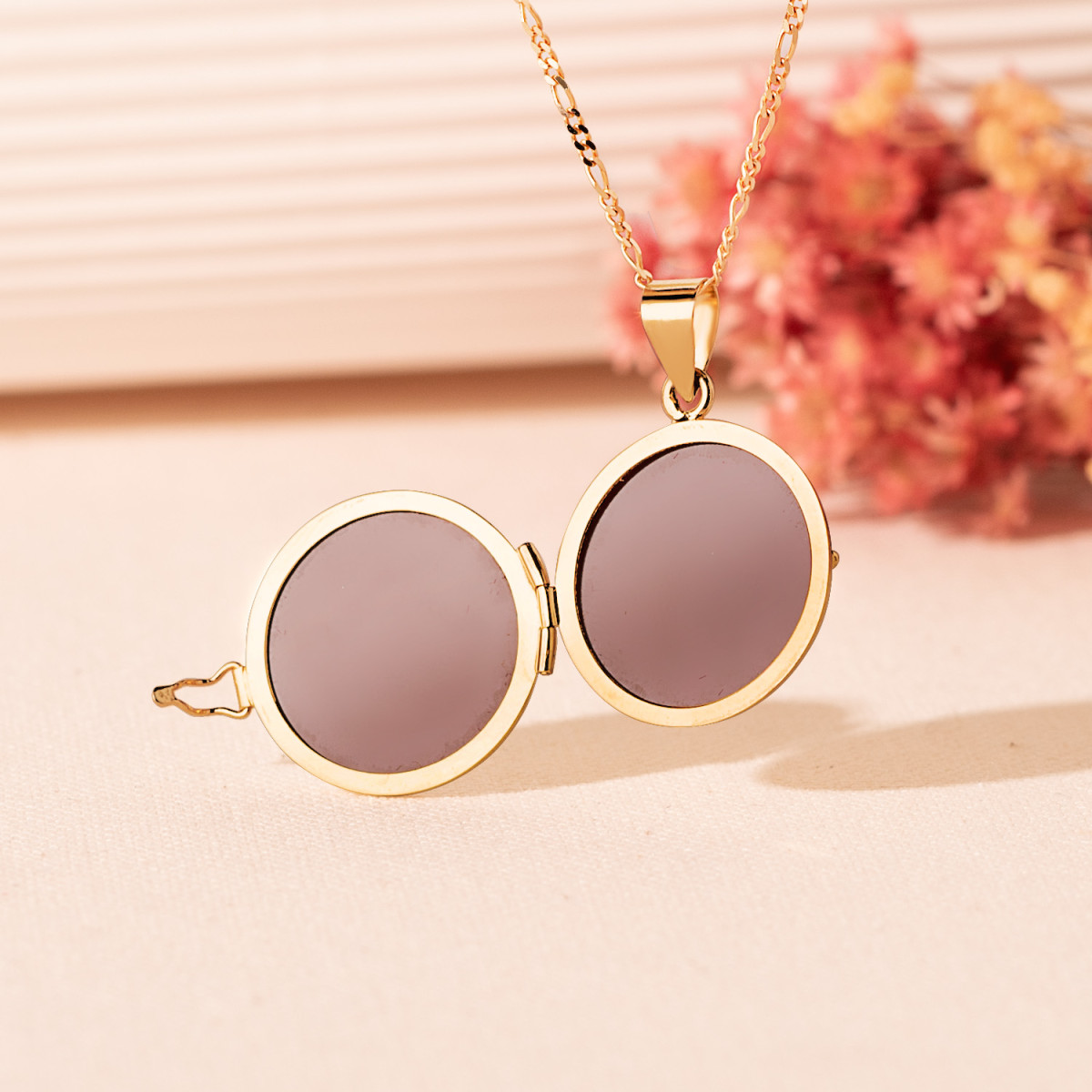 18K GUARDAPELO DIJE PORTAFOTOS REDONDO ORO AMARILLO ESMALTE BLANCO DIAMANTE 0.035 QTES. 21 MM