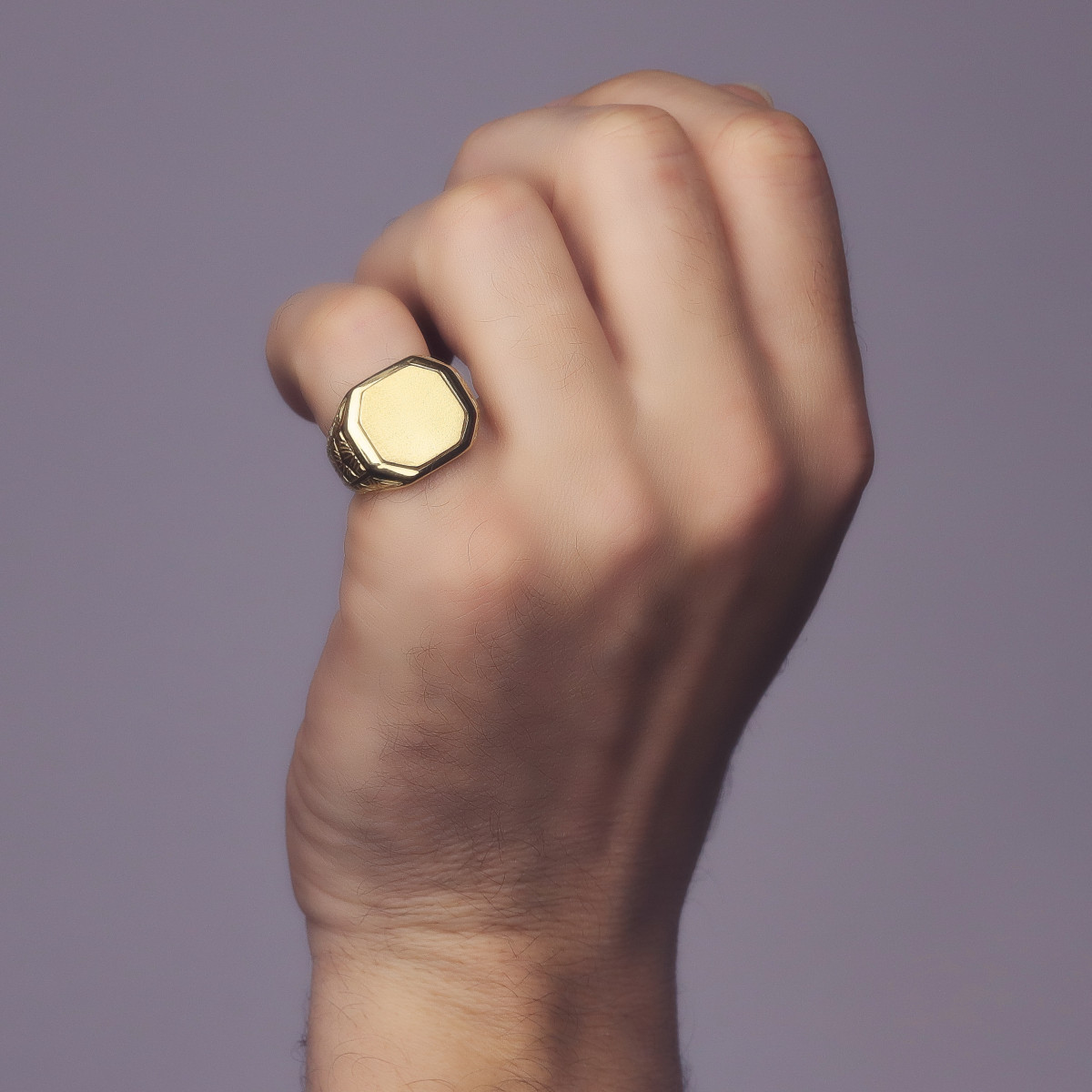 18K SELLO ORO AMARILLO CABALLERO MATE Y BRILLO. ZONA GRABADO 14X15 MM