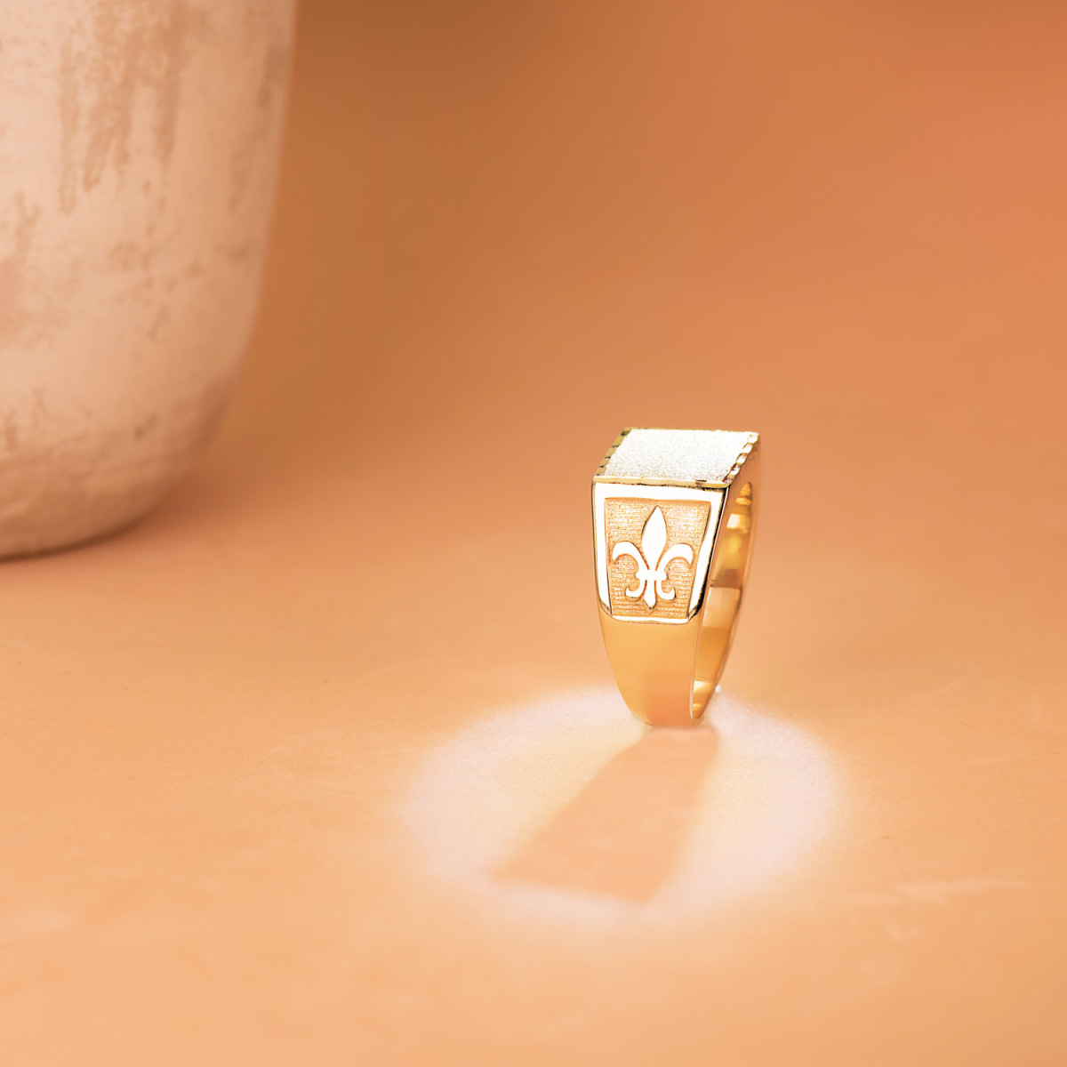 18K SELLO ORO AMARILLO CABALLERO MACIZO FLOR DE LIS TALLADO ZONA GRABADO 11,5 X 11MM