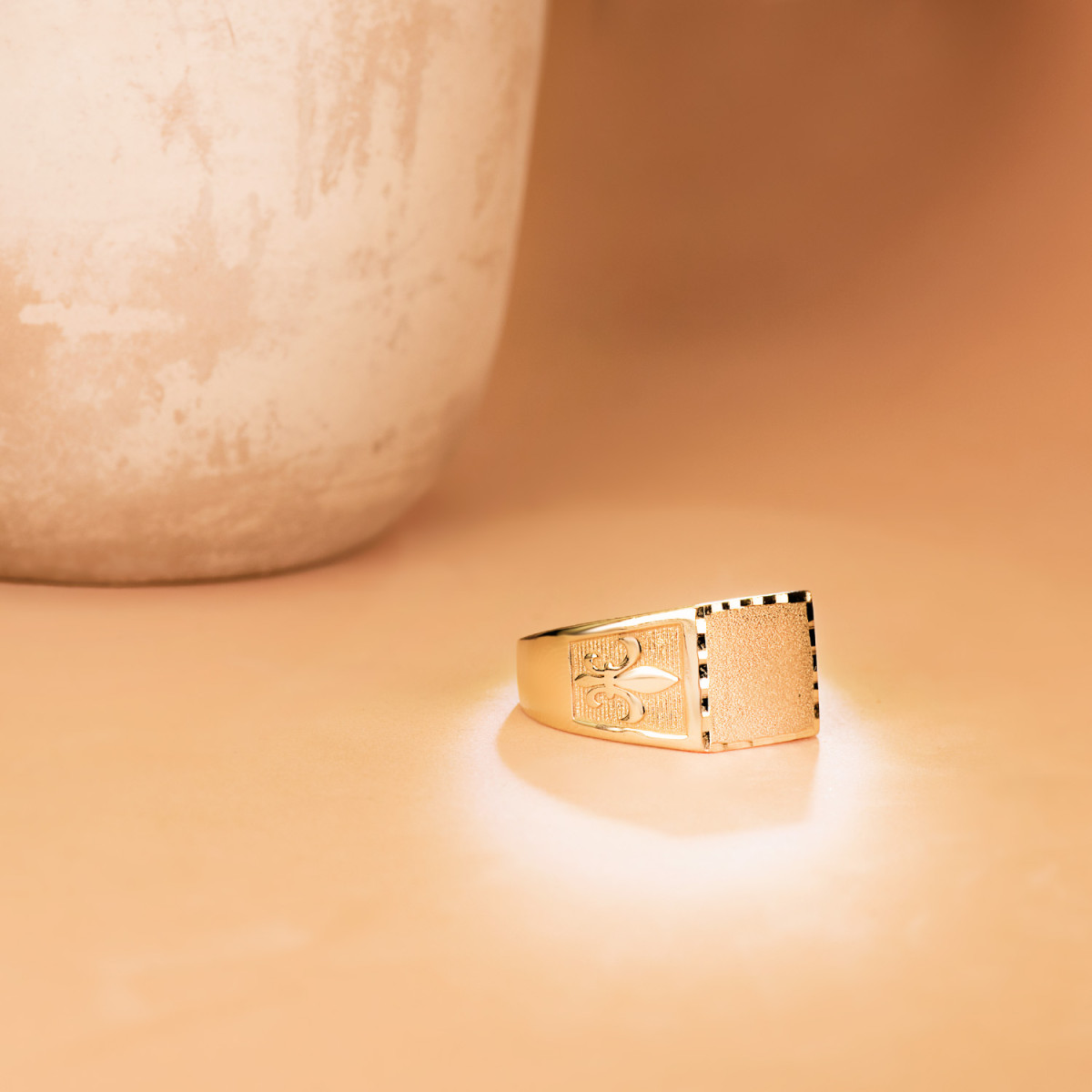 18K SELLO ORO AMARILLO CABALLERO MACIZO FLOR DE LIS TALLADO ZONA GRABADO 11,5 X 11MM