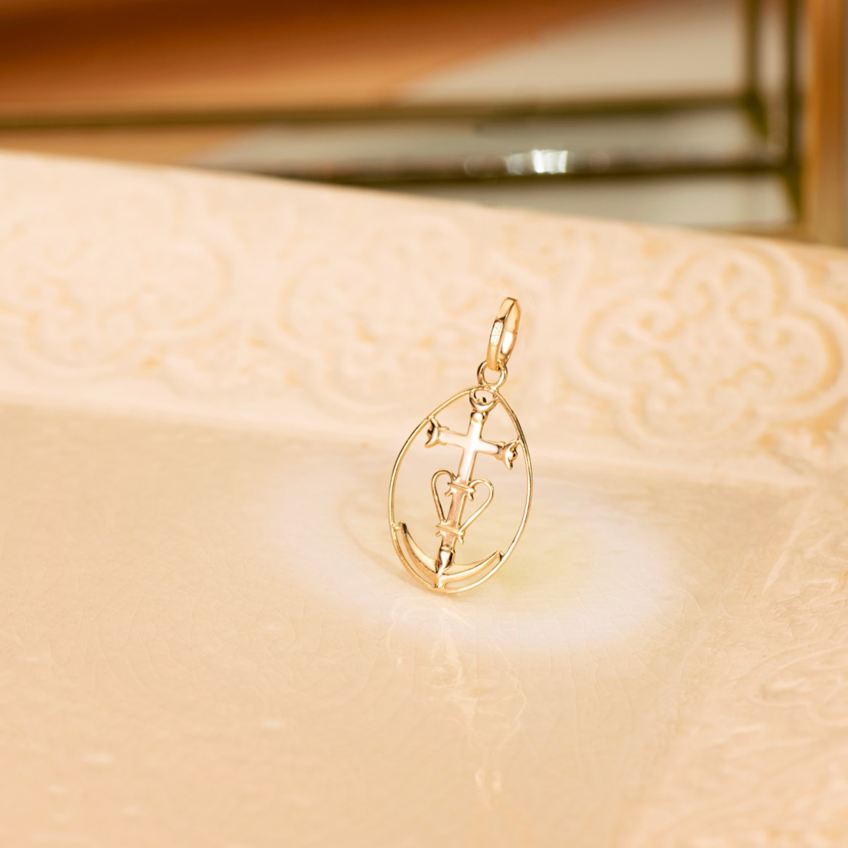 18K COLGANTE ORO AMARILLO CRUZ DE LA CAMARGA CON CERCO. 25 X 17 MM