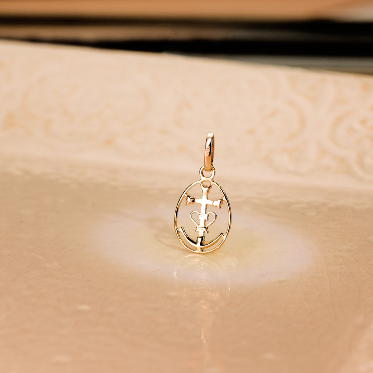 18K COLGANTE ORO AMARILLO CRUZ DE LA CAMARGA CON CERCO. 18 X 12 MM