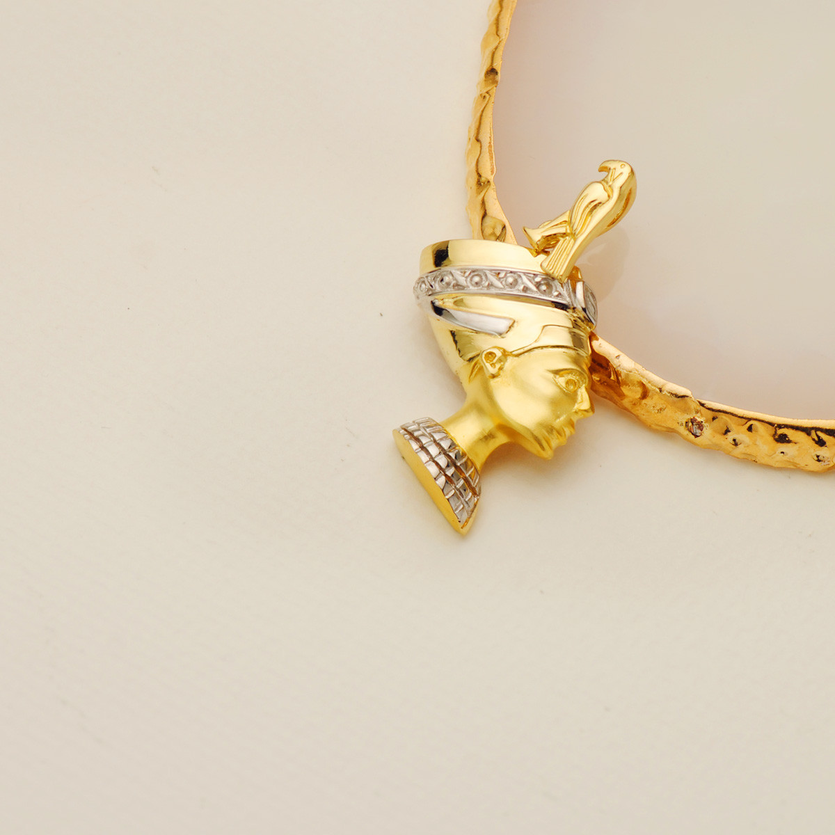 18K COLGANTE EGIPCIO ORO BICOLOR NEFERTITI PERFIL EN BRILLO 30X26 MM