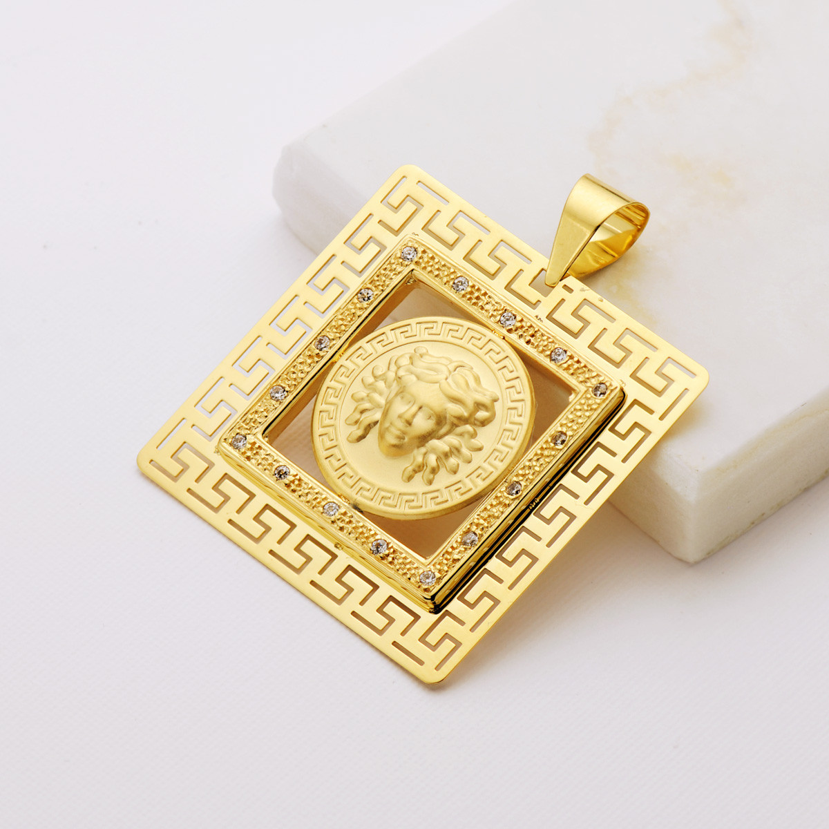 18K COLGANTE ORO AMARILLO CUADRADO MEDUSA Y GRECAS CON CIRCONITA 37X37 MM
