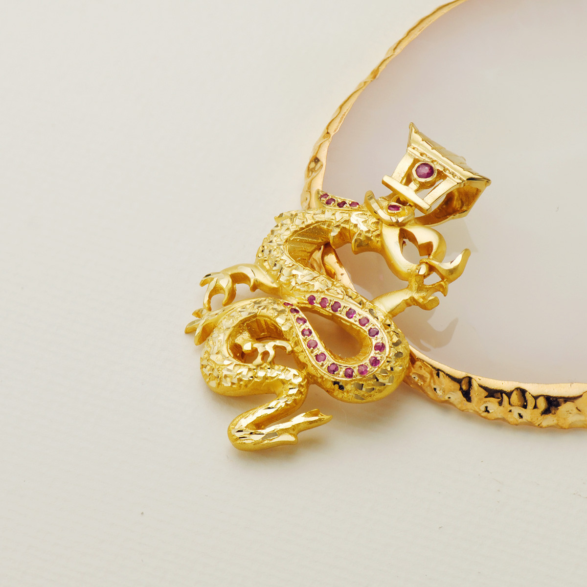 18K COLGANTE ORO AMARILLO DRAGON CON CIRCONITA ROJAS. 43X35 MM