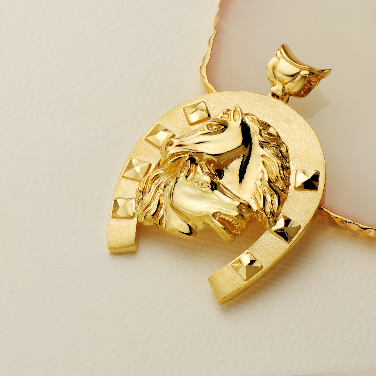 18K COLGANTE ORO AMARILLO HERRADURA CON CABALLOS 50X44 MM