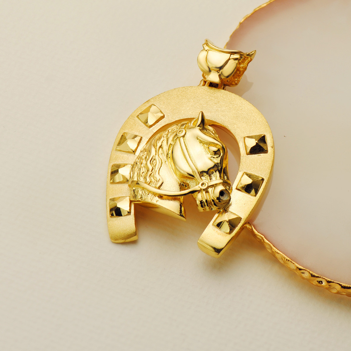 18K COLGANTE ORO AMARILLO HERRADURA CON CABALLO 44X39 MM