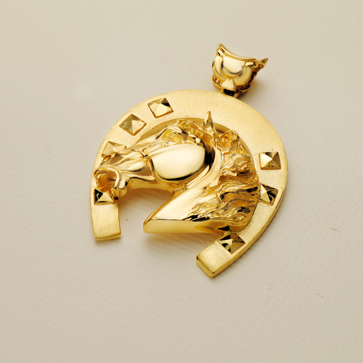 18K COLGANTE ORO AMARILLO HERRADURA CON CABALLO 50X44 MM