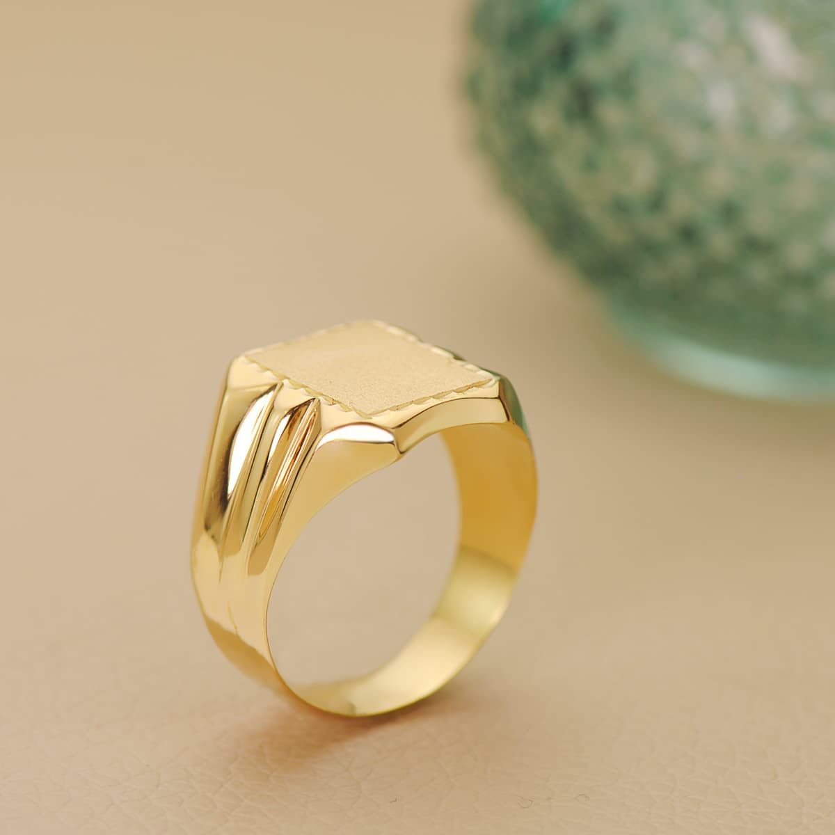 18K SELLO ORO AMARILLO HUECO CABALLERO RECTANGULAR TALLADO. ZONA GRABADO: 12X10 MM