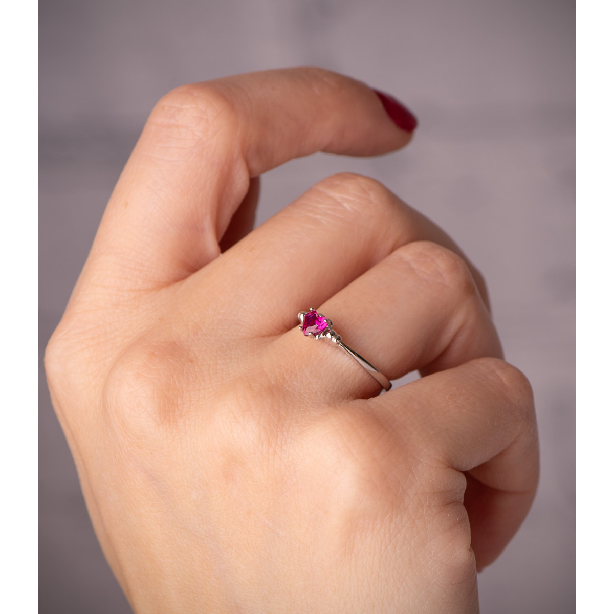 18K SORTIJA ORO BLANCO CORINDON RECONSTRUIDO CORAZON RUBI 4X4 MM CON GALLONES. C. AMOR