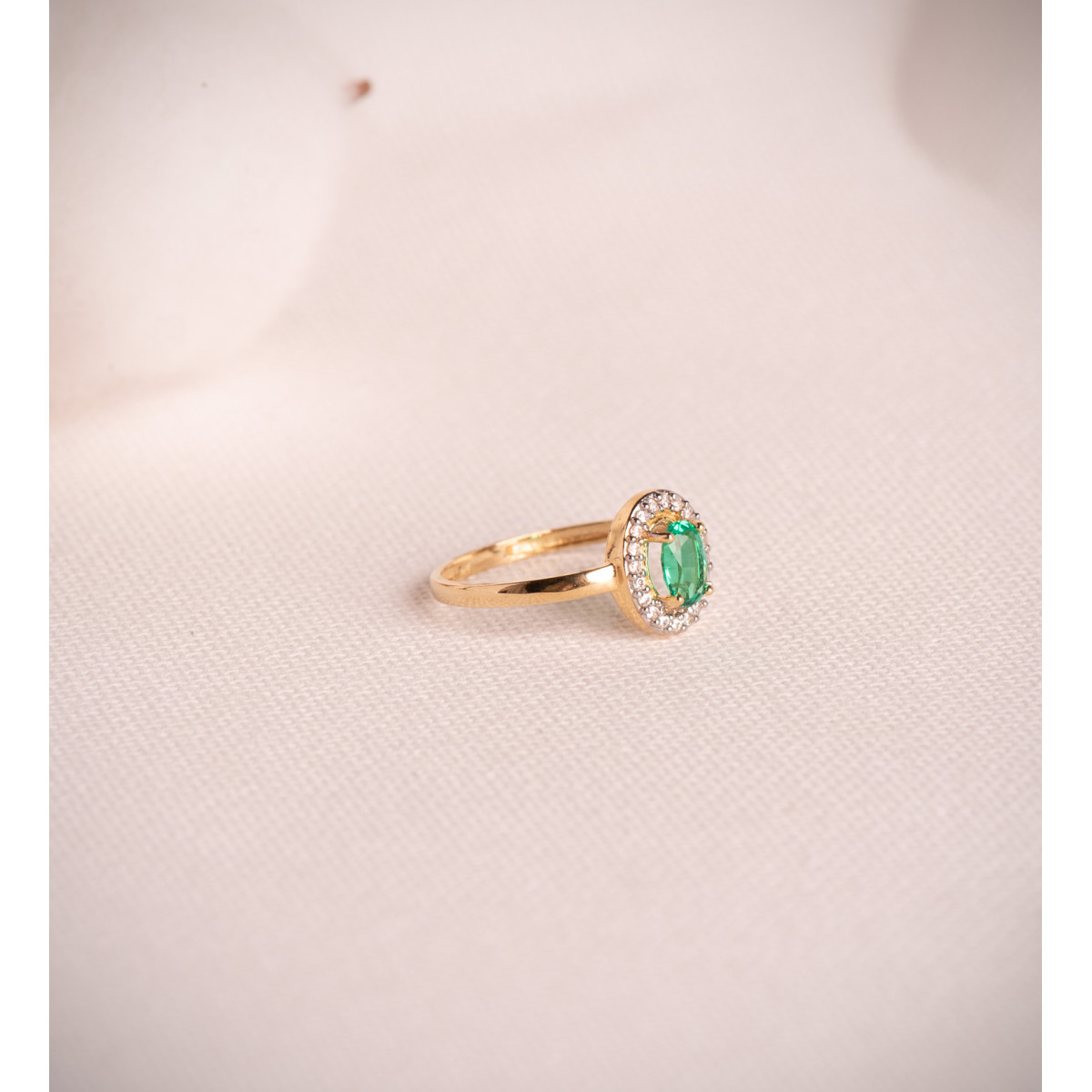 18K SORTIJA ORO AMARILLO FORMA OVAL ESMERALDA 6X4 MM 0.49 QTS.  ANCHO TOTAL 8X6 MM