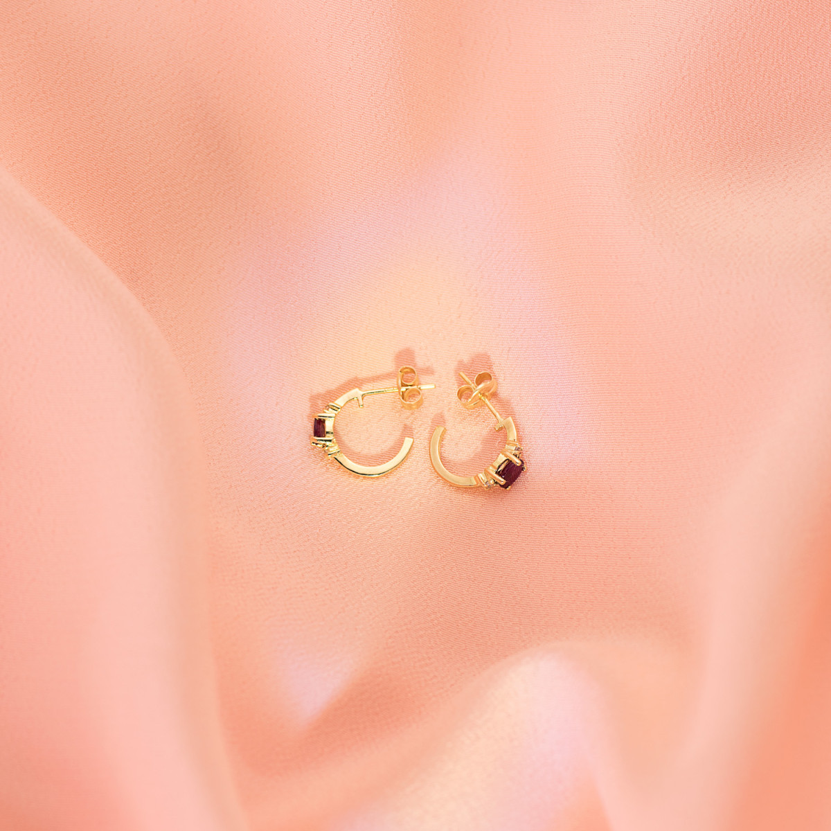 18K PENDIENTES ORO AMARILLO MEDIO ARO LISO CON RUBI 12X3 MM CIERRE PRESION.