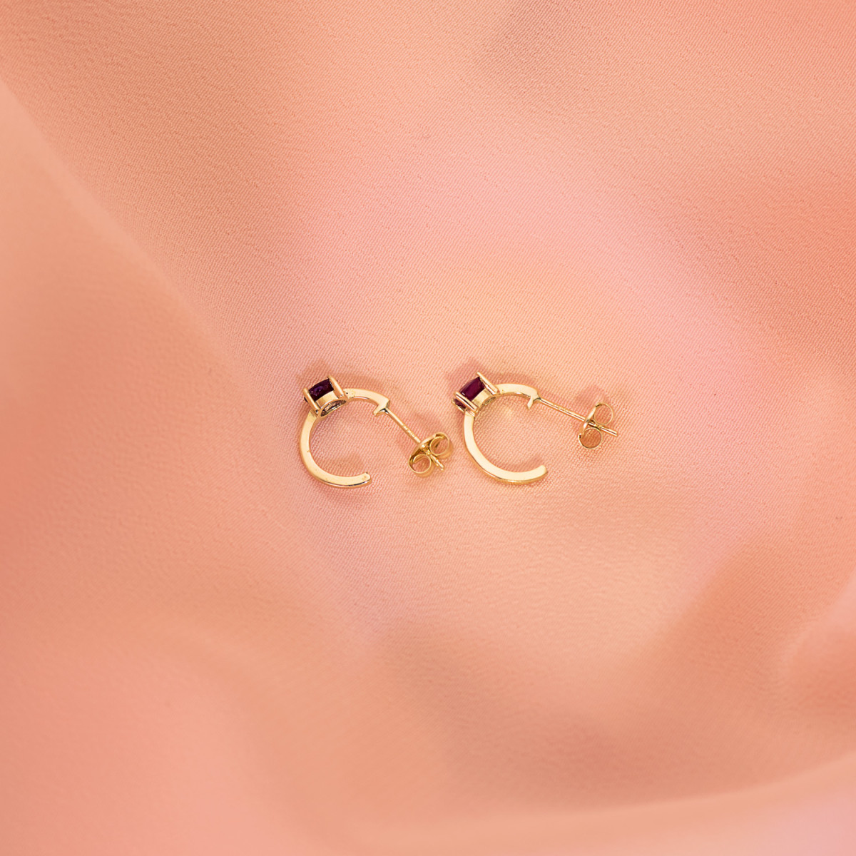 18K PENDIENTES ORO AMARILLO MEDIO ARO LISO CON RUBI 12X3 MM CIERRE PRESION.