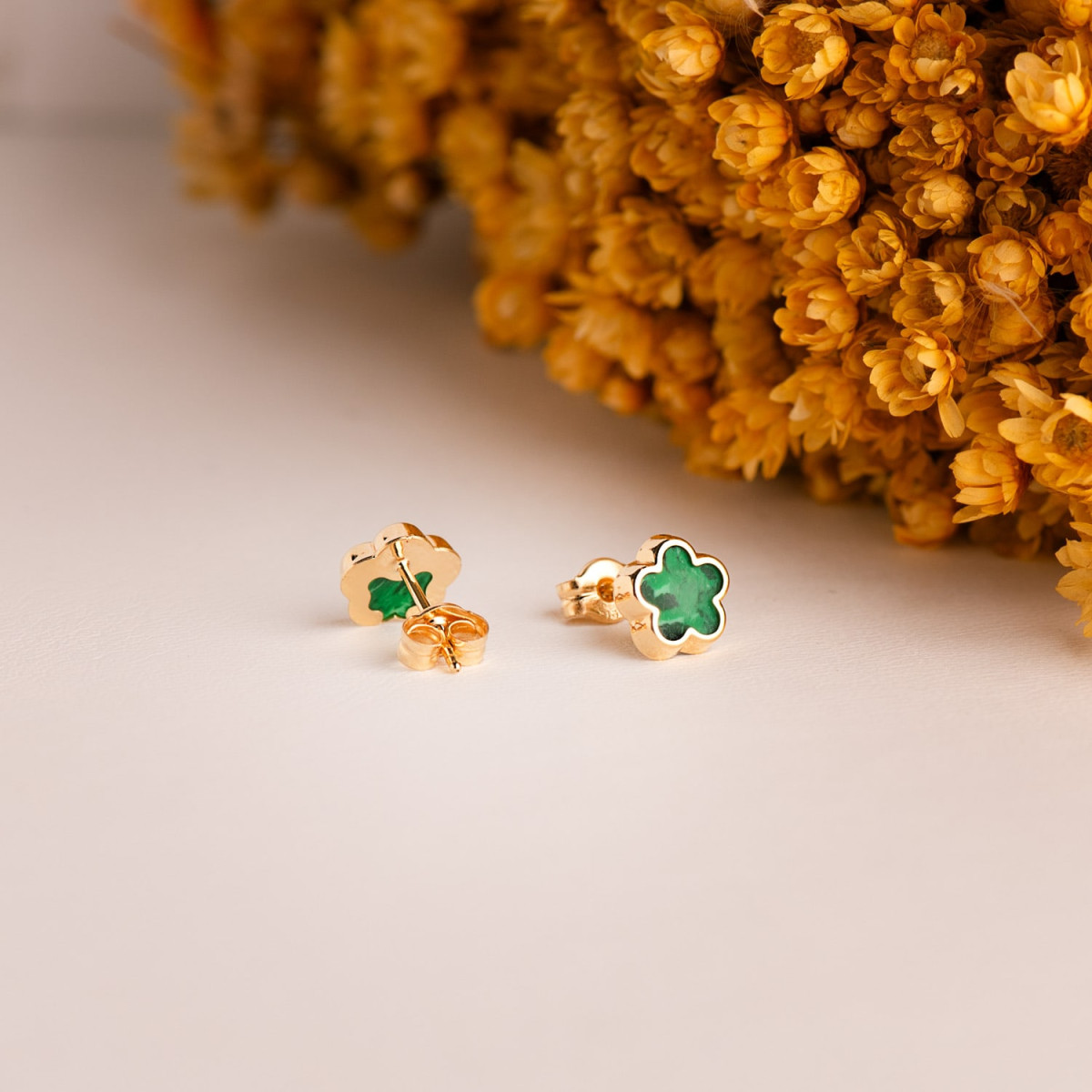 18K PENDIENTES ORO AMARILLO FLOR CON MALAQUITA 7X7 MM. CIERRE PRESION